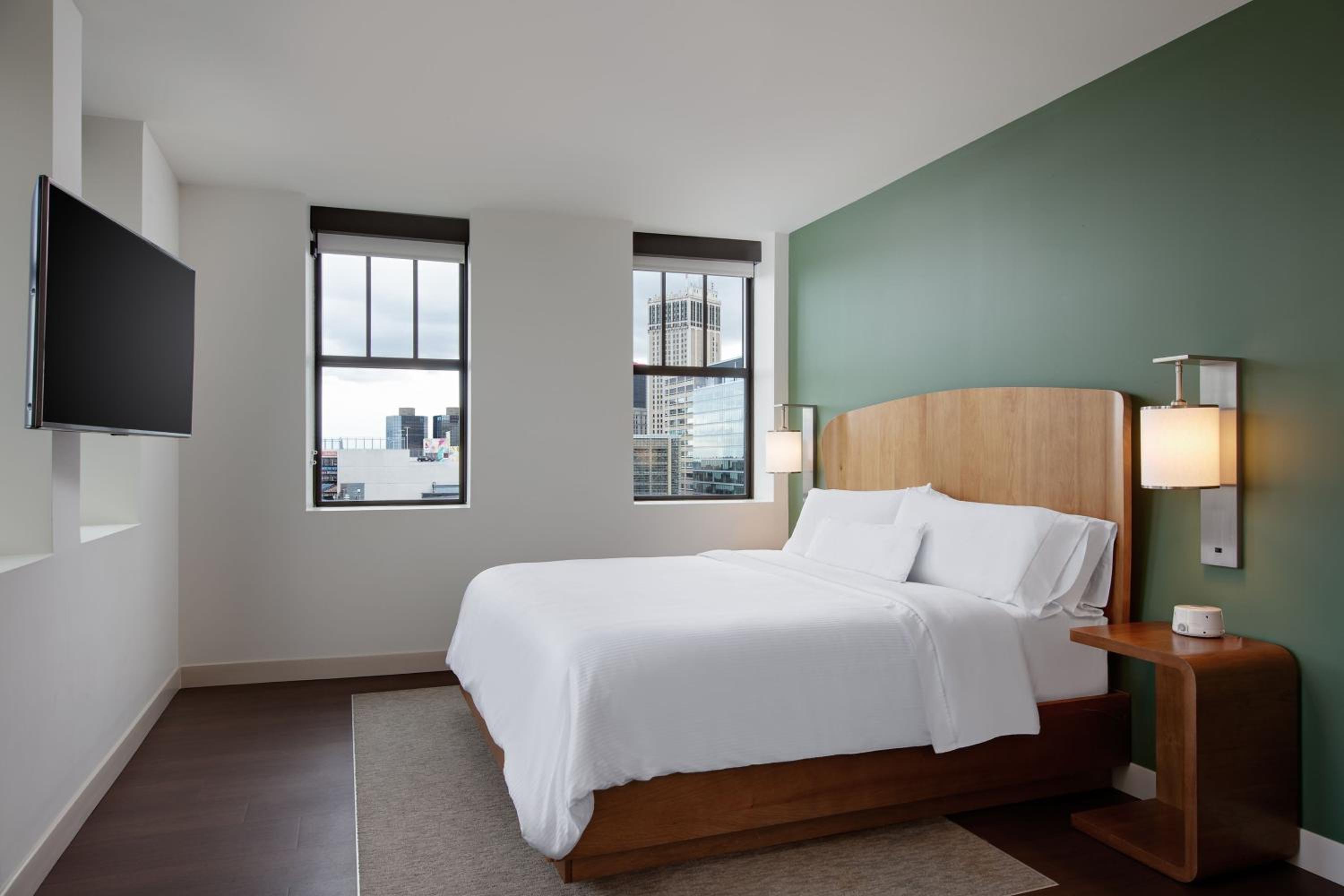 Guest room, 1 King, City view - Photo 1