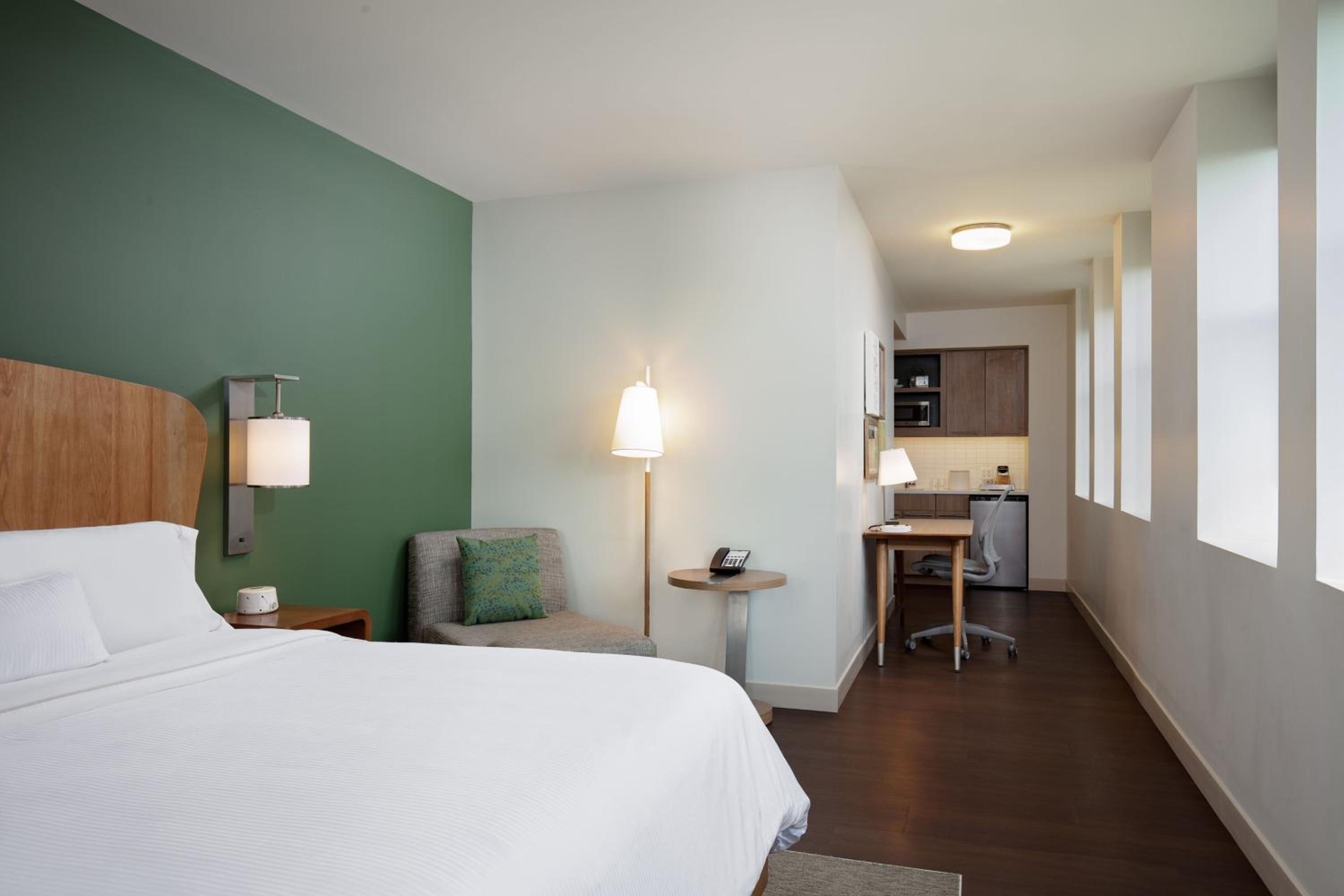 Guest room, 1 King, City view - Photo 4