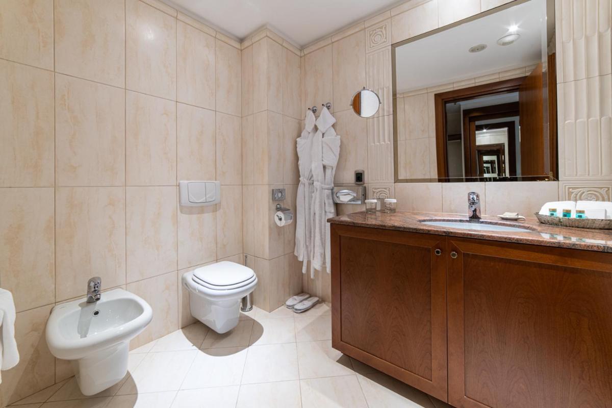 Standard Double or Twin Room - Photo 11