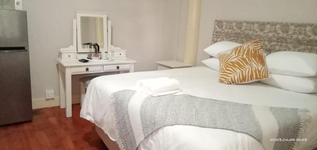 Large Double or Twin Room photo 2