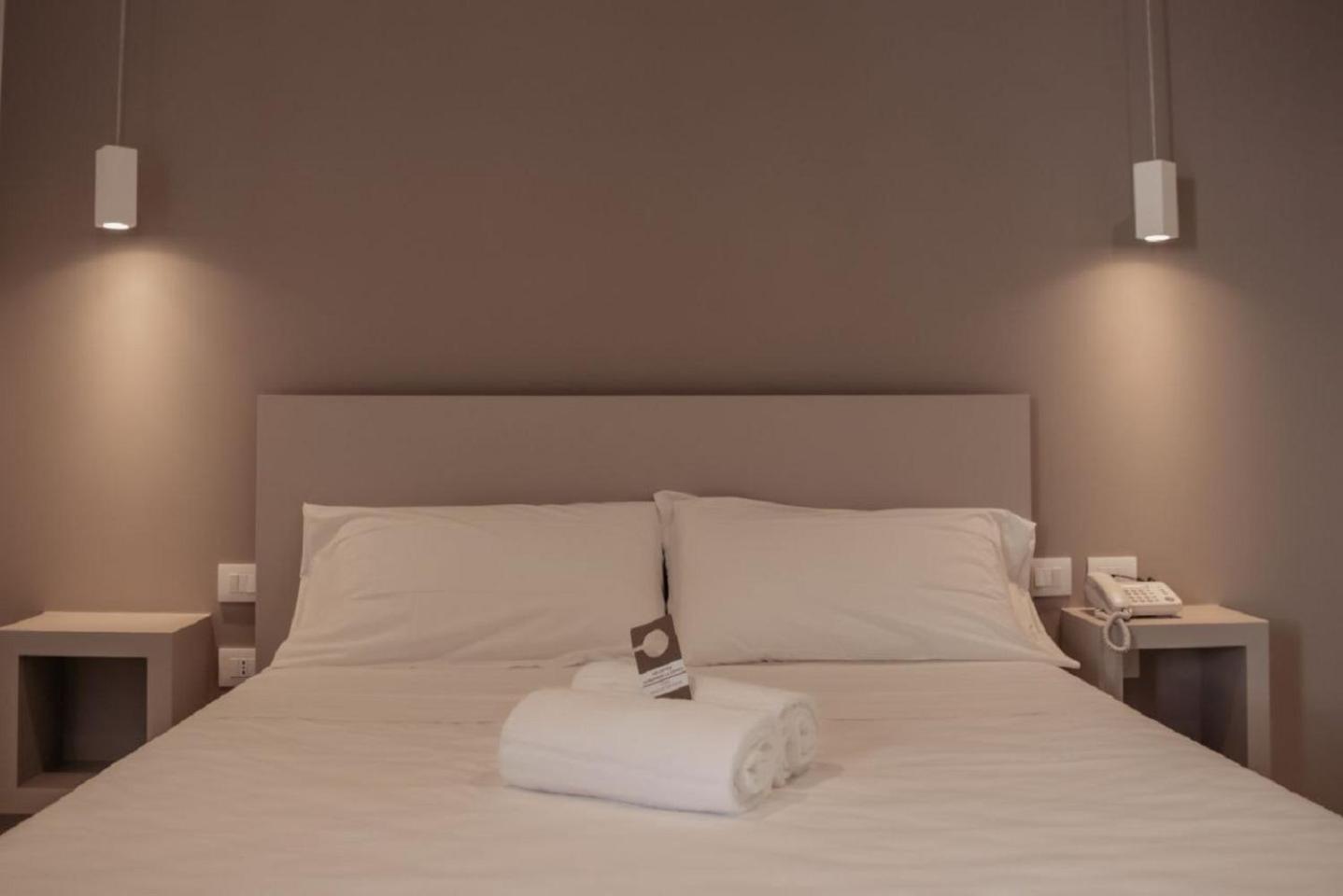Double Room with Balcony - Photo 3