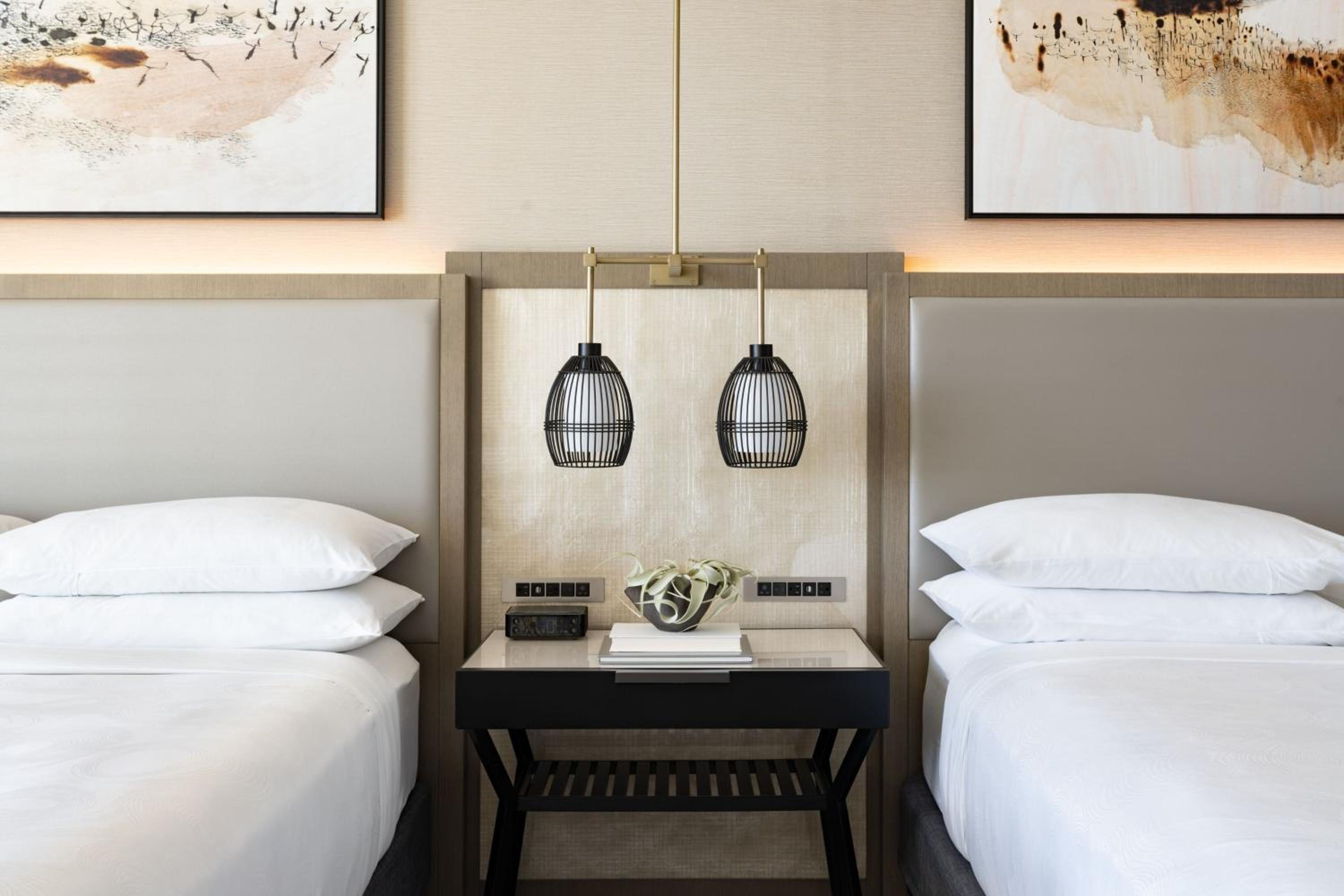 Queen Room with Two Queen Beds, Beach View, Mobility and Hearing Accessible Tub photo 3