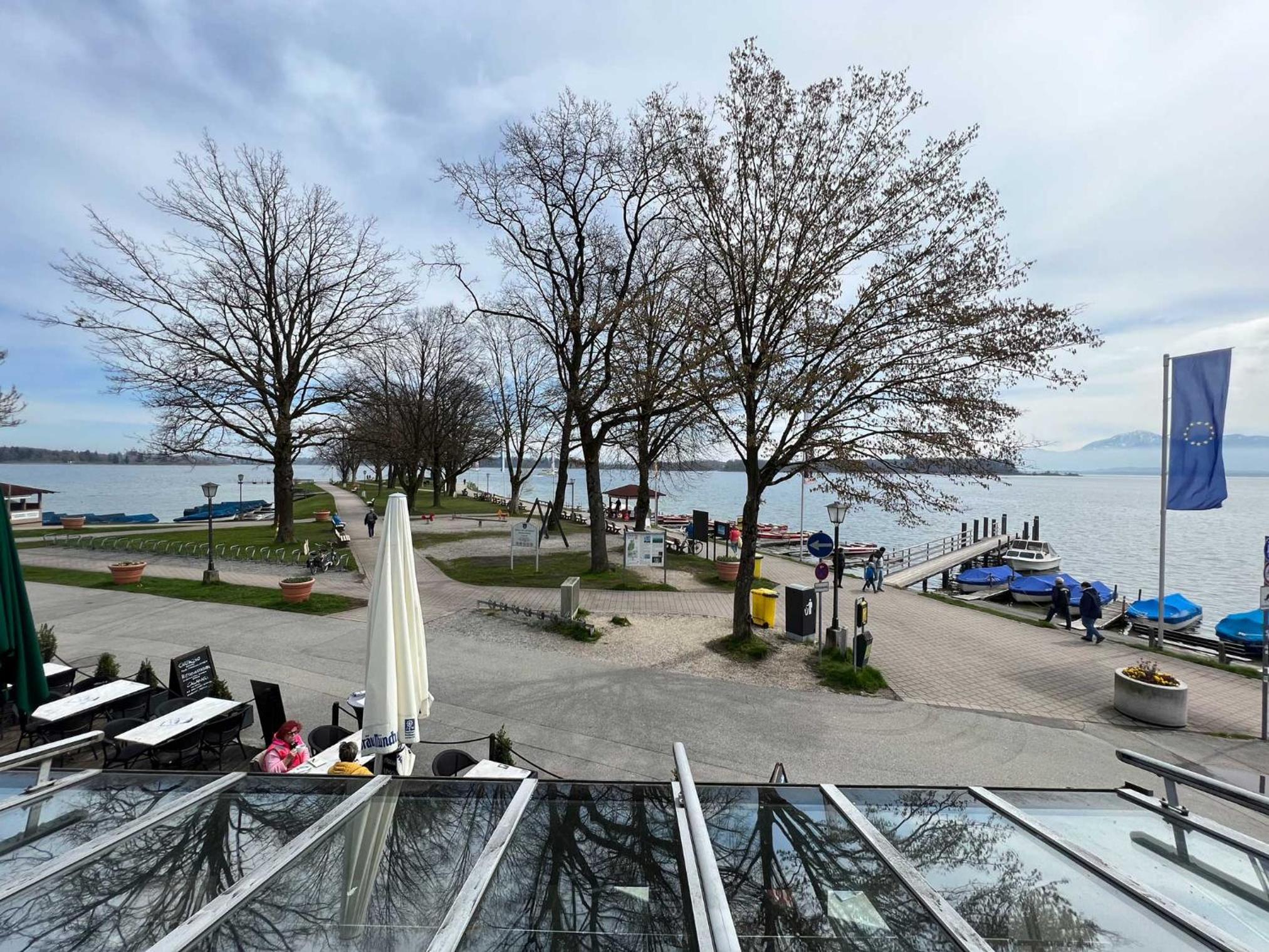 Standard Double Room with Lake View - Photo 2