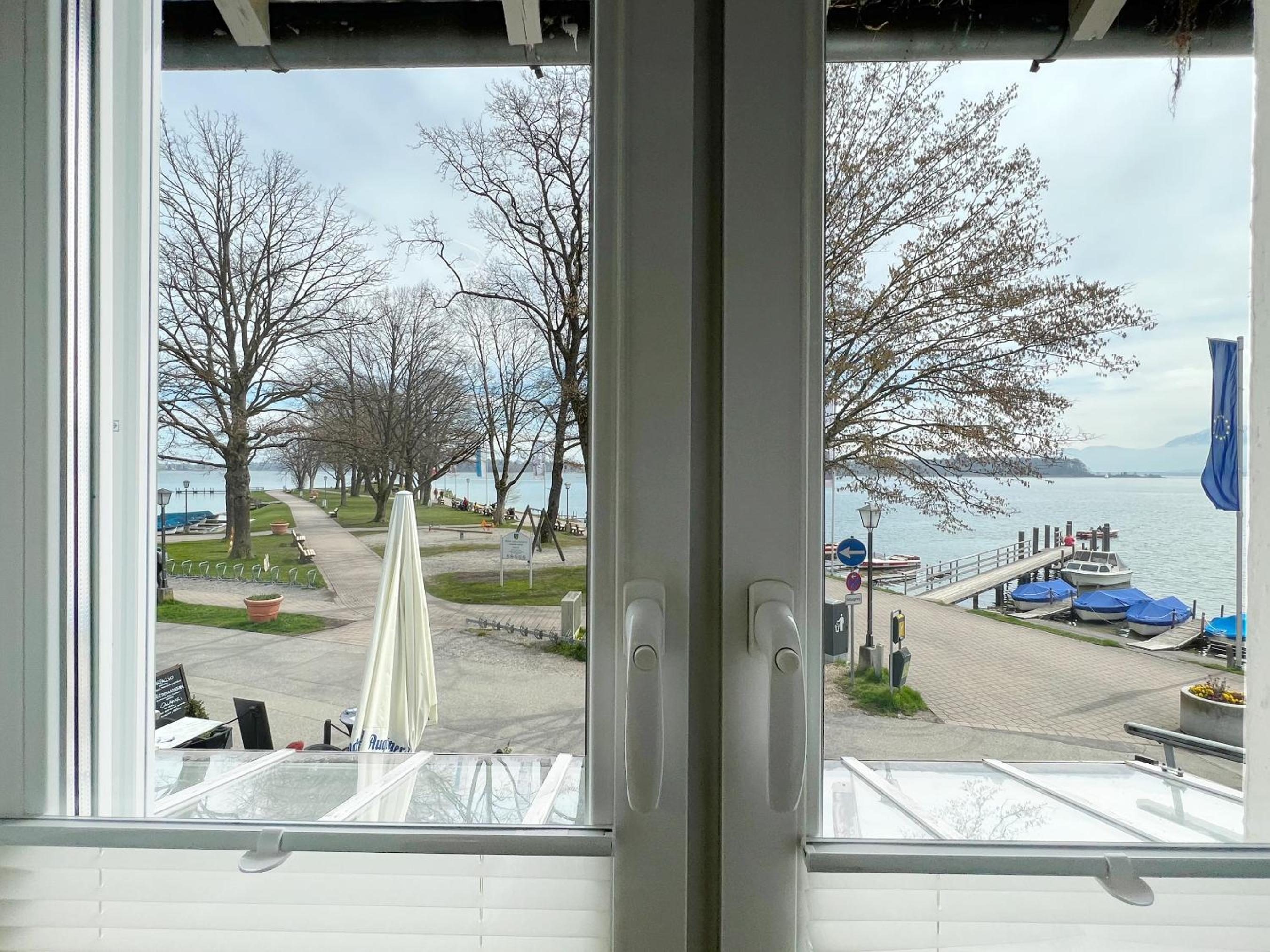 Standard Double Room with Lake View - Photo 4