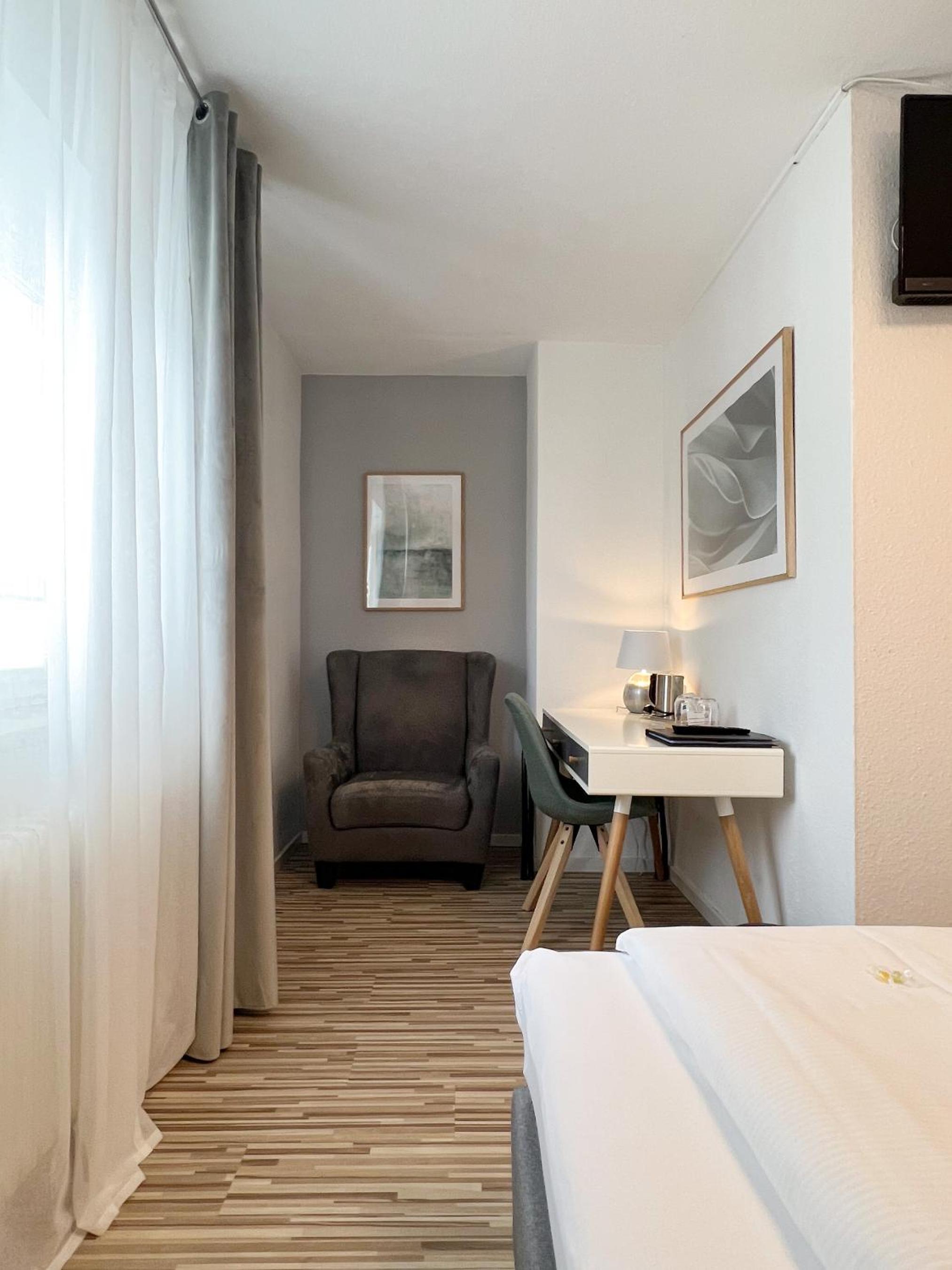 Standard Double Room with Lake View - Photo 1