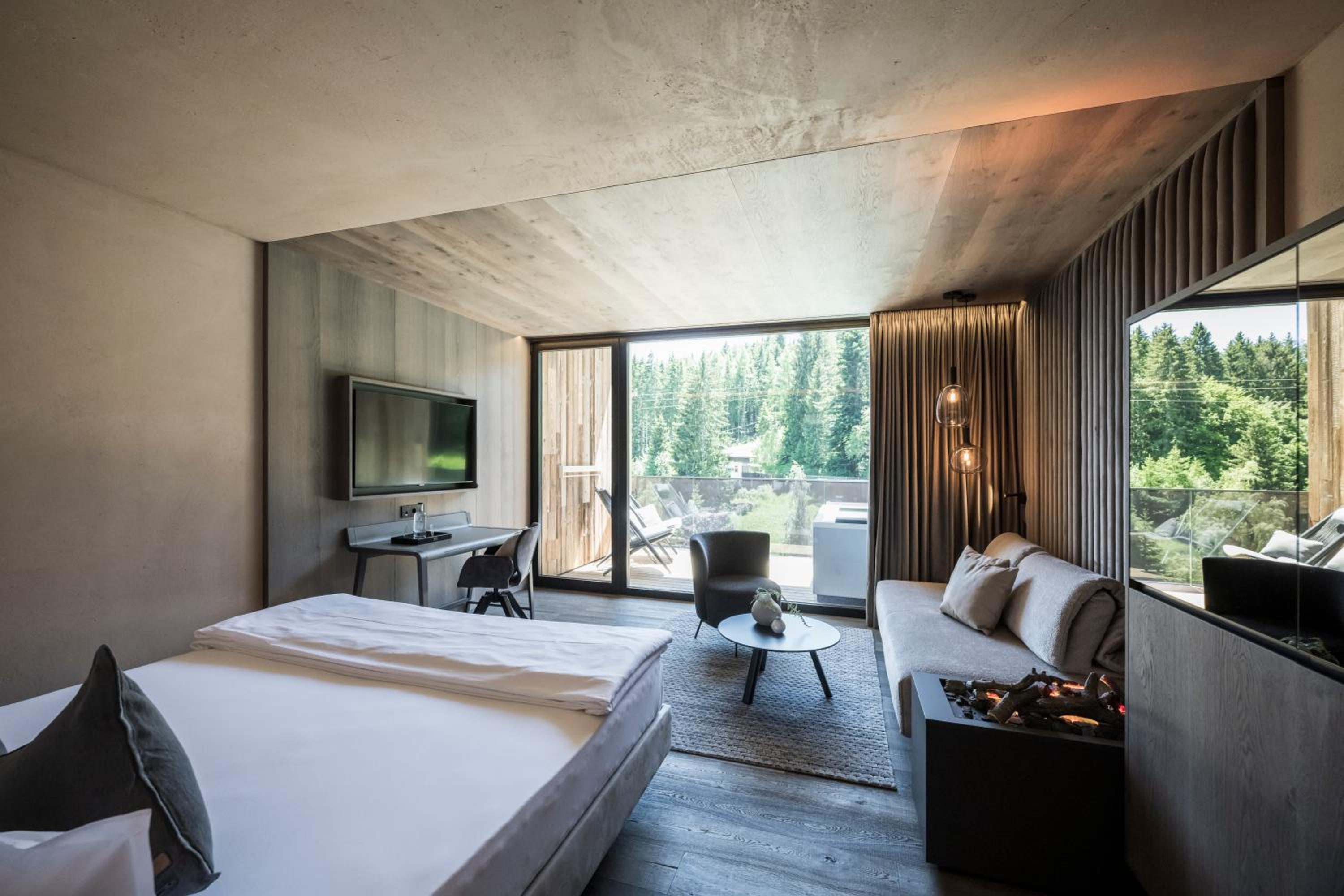 Deluxe Family Suite - Photo 1