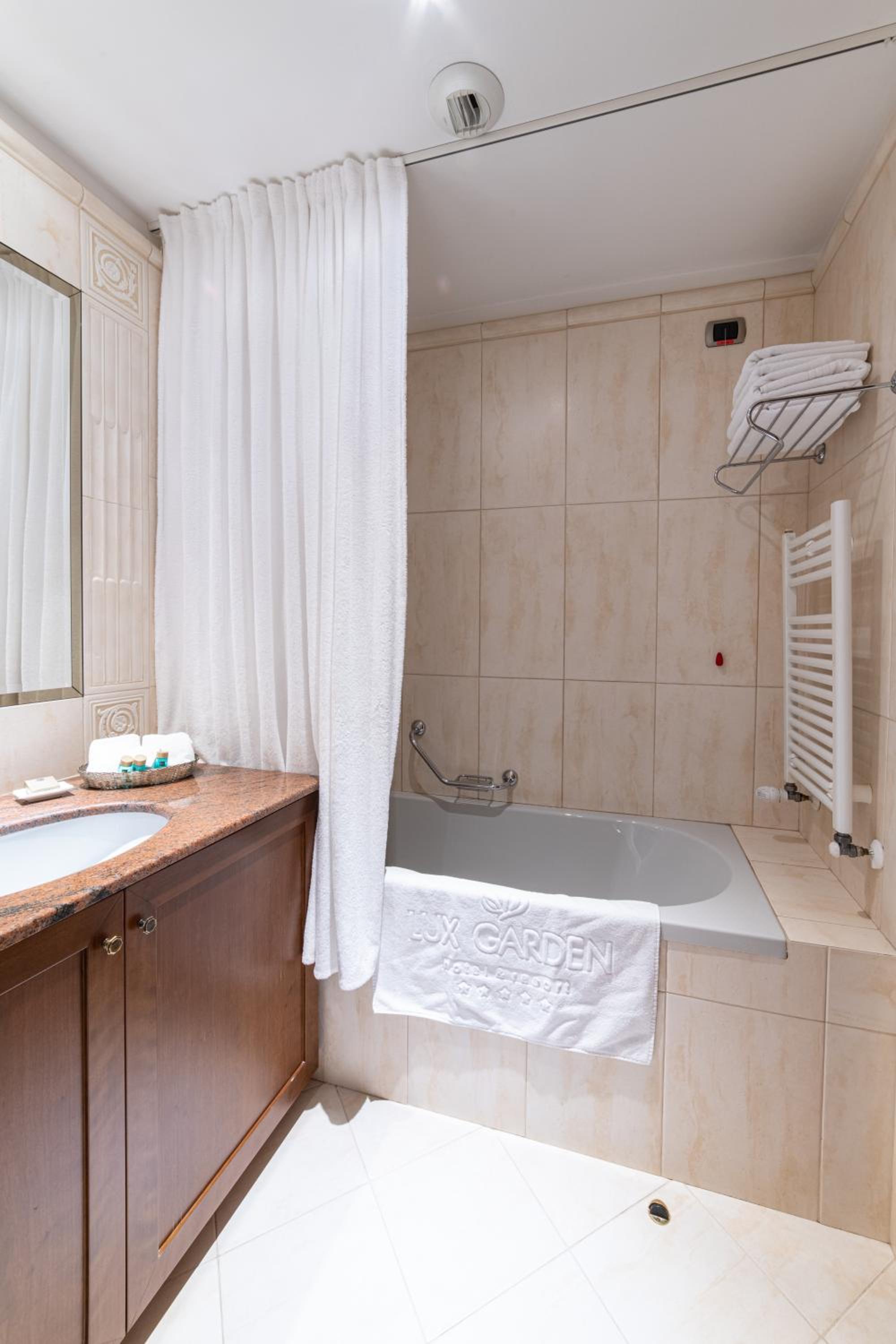 Standard Double or Twin Room - Photo 15