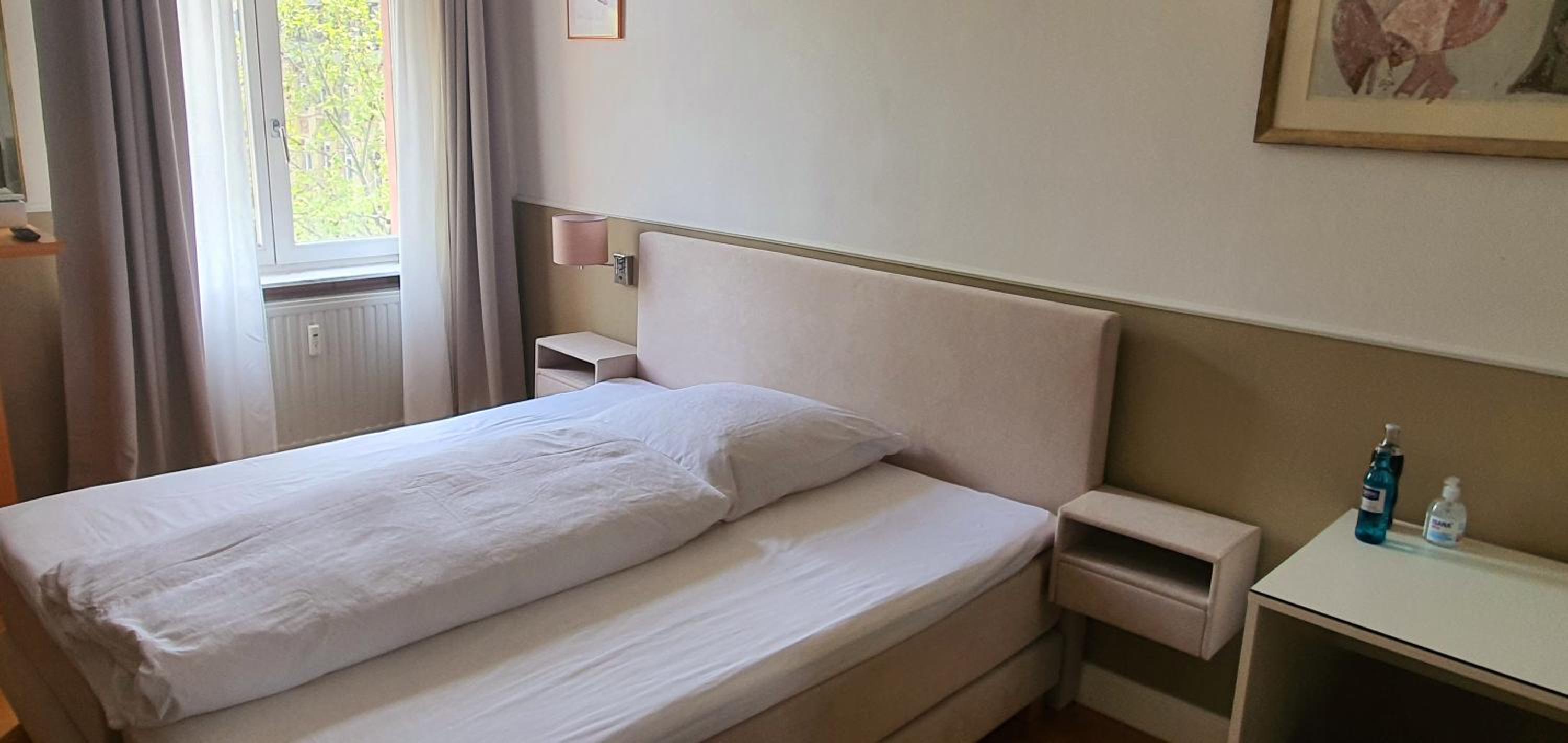 Budget Double Room - Photo 15