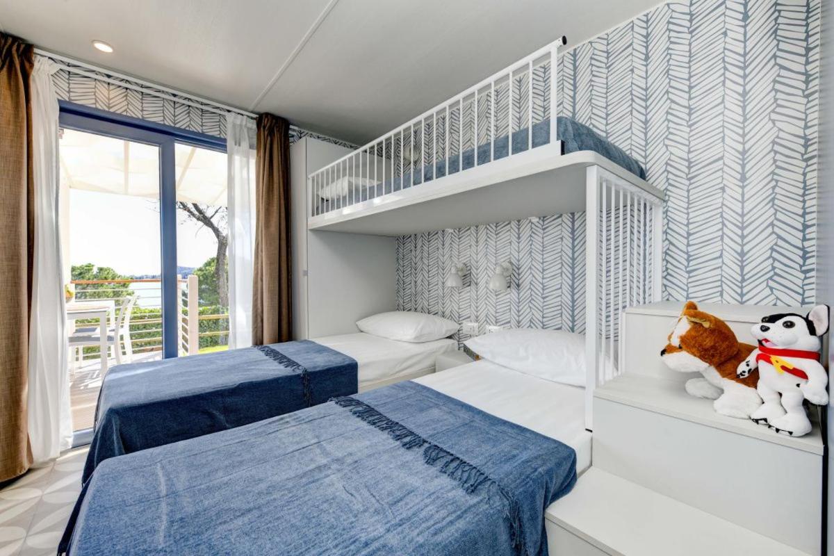 Mobile Home with Jacuzzi and Lake View (Pets not Allowed)