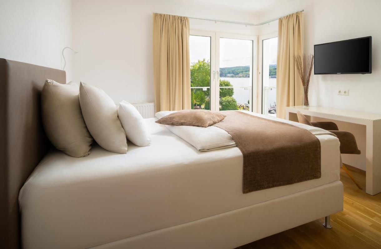 Suite with Lake View - Photo 1