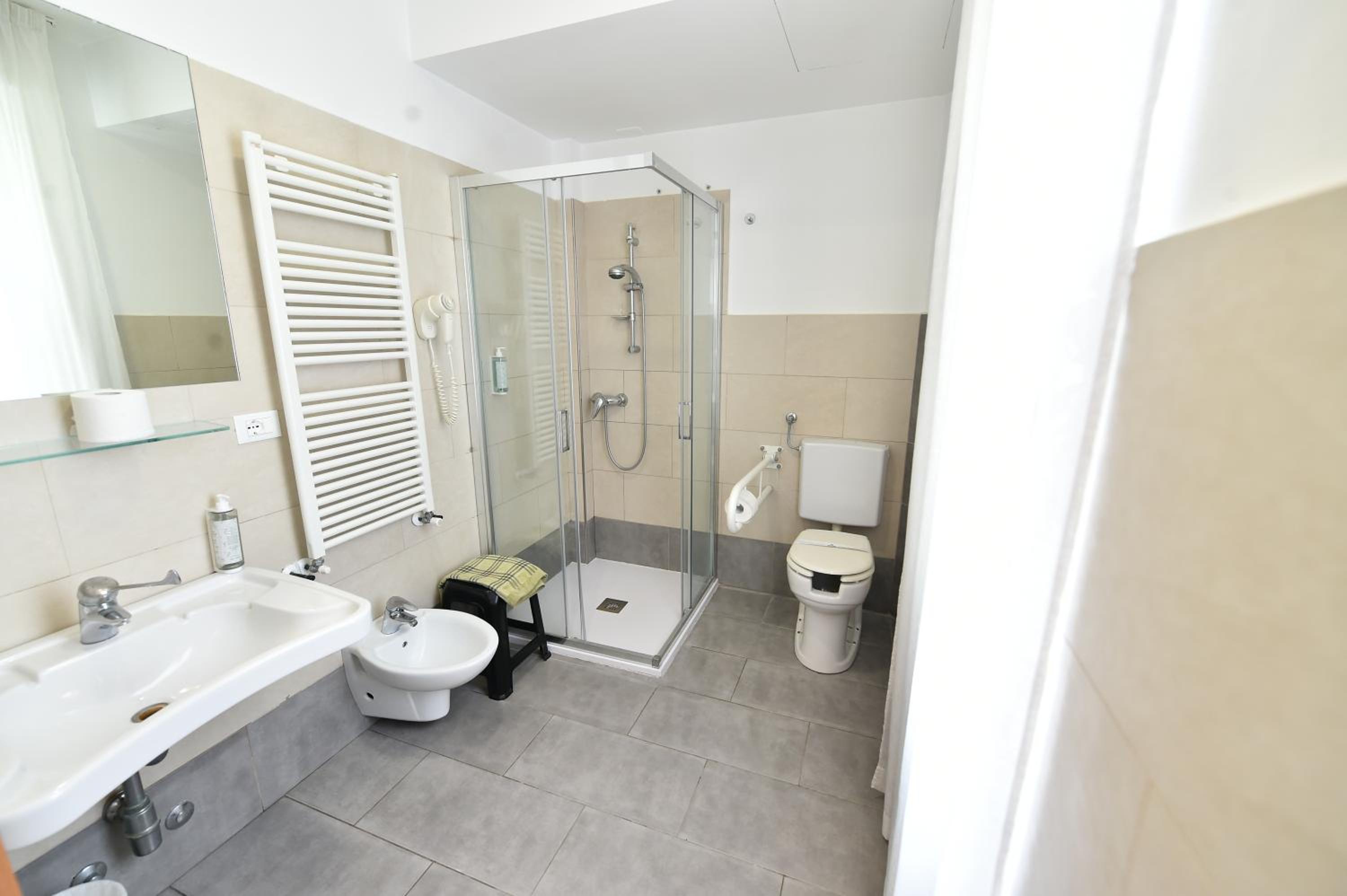 Quadruple Room - Photo 8