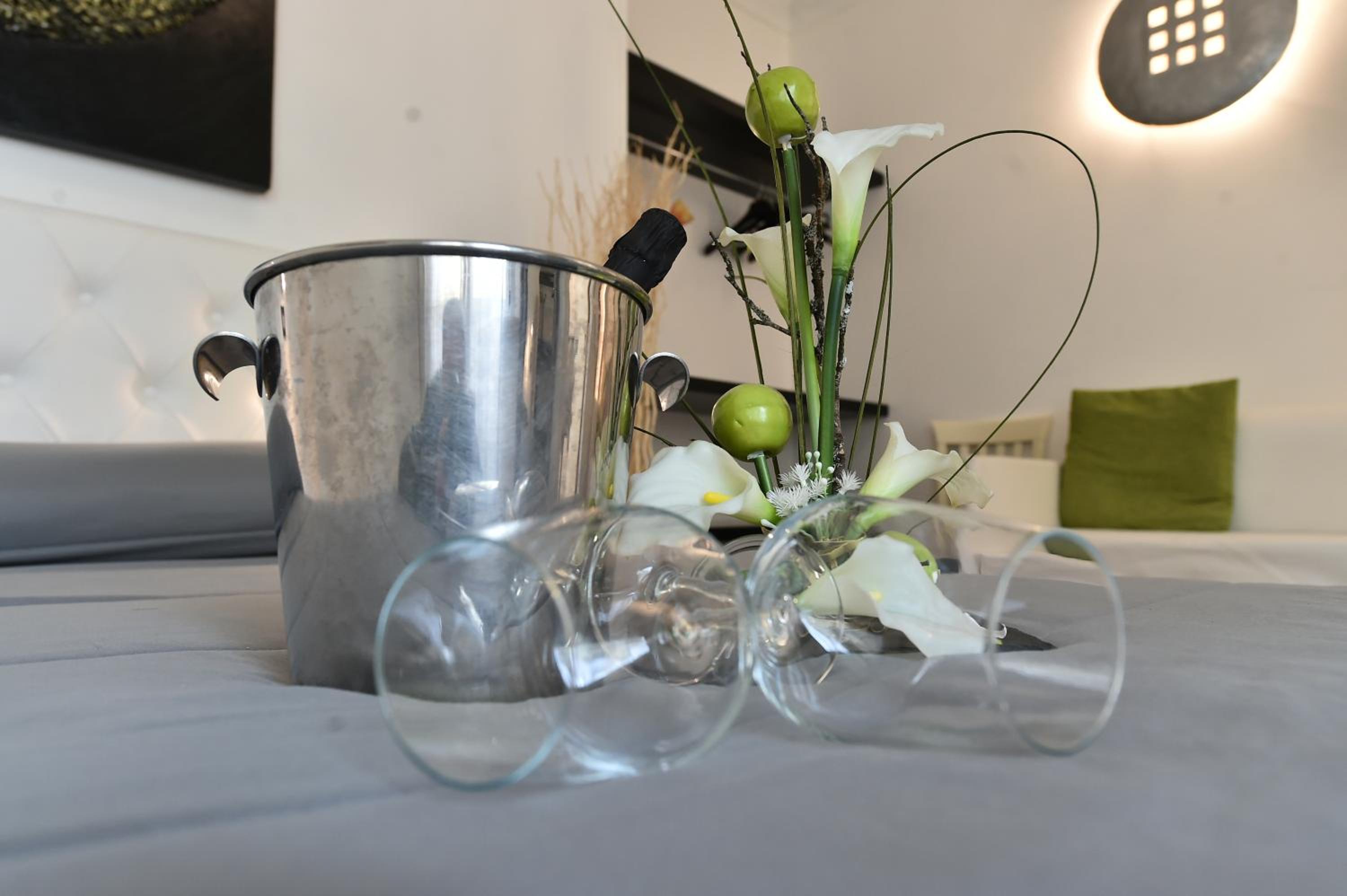 Suite - Photo 10