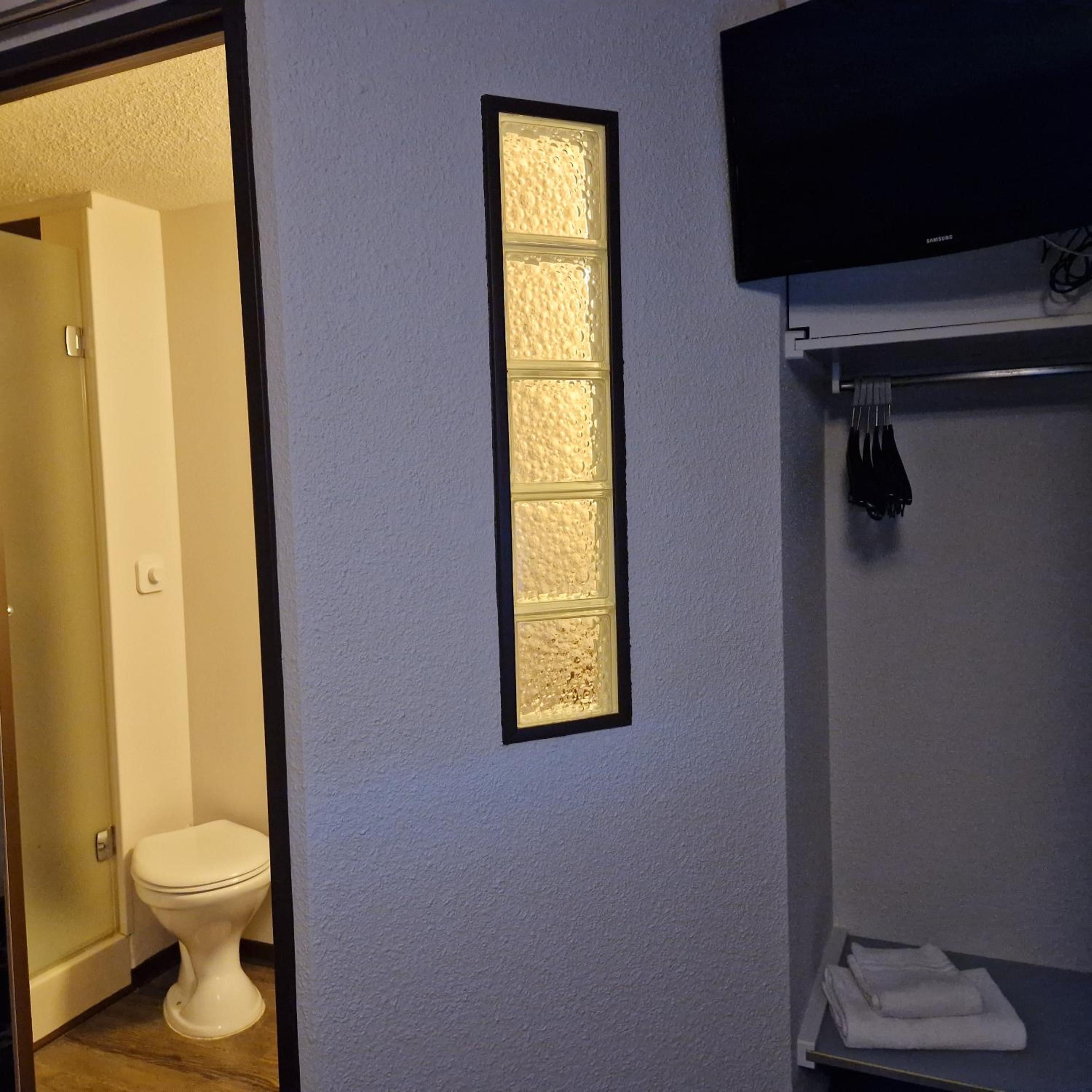 1 Double Bed - Photo 8