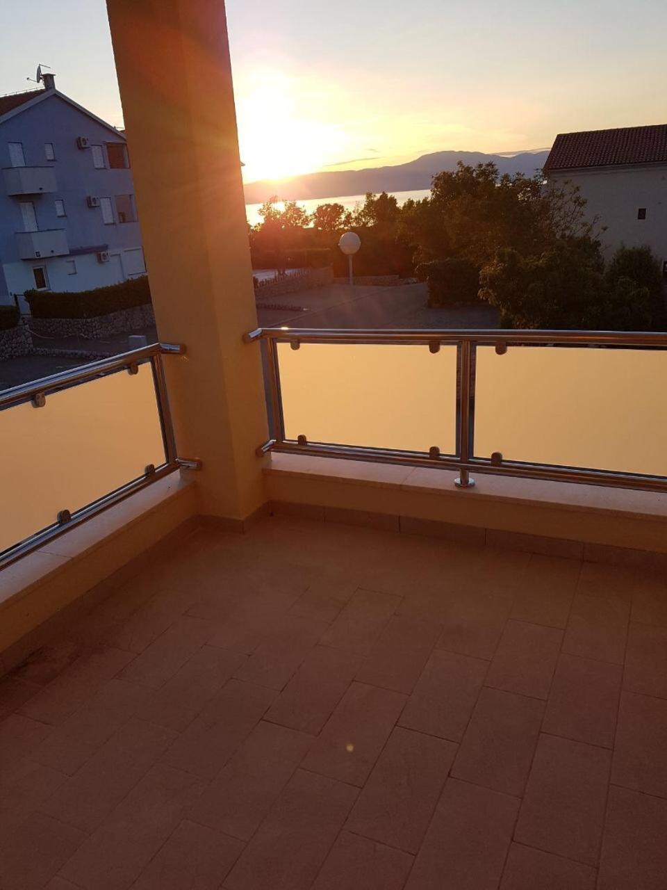 Apartment with Lake View