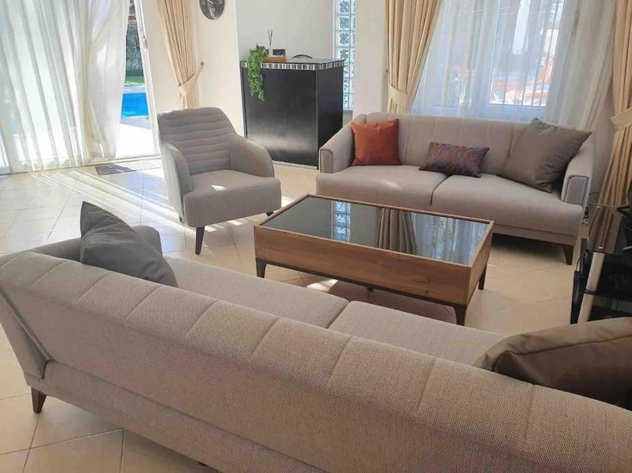 Villa de Tres Habitaciones