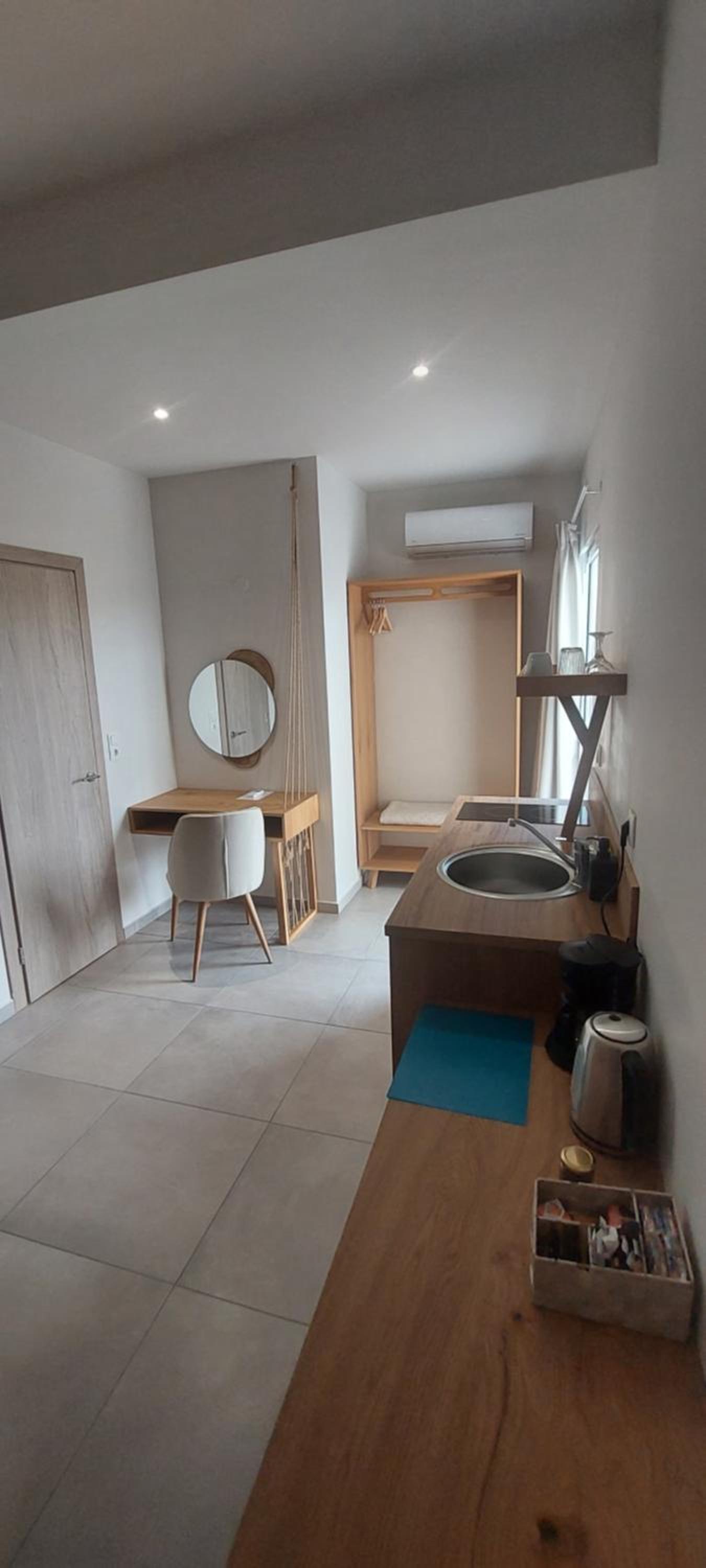 Deluxe Double Room with Side Sea View - Photo 3
