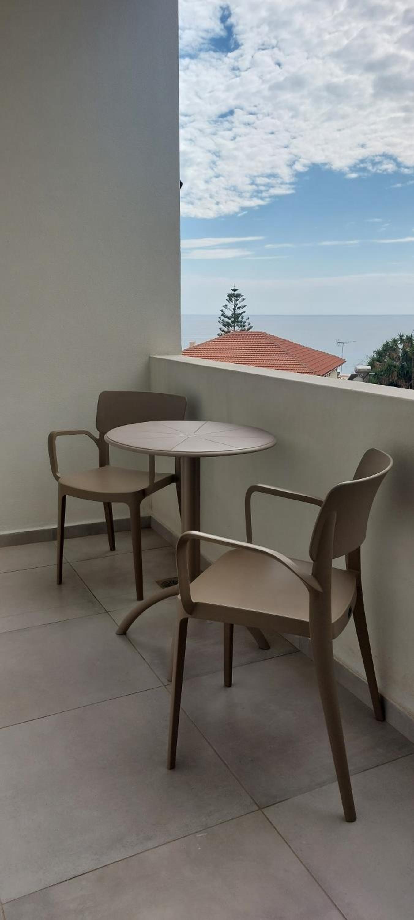 Family Room with Side Sea View - Photo 2
