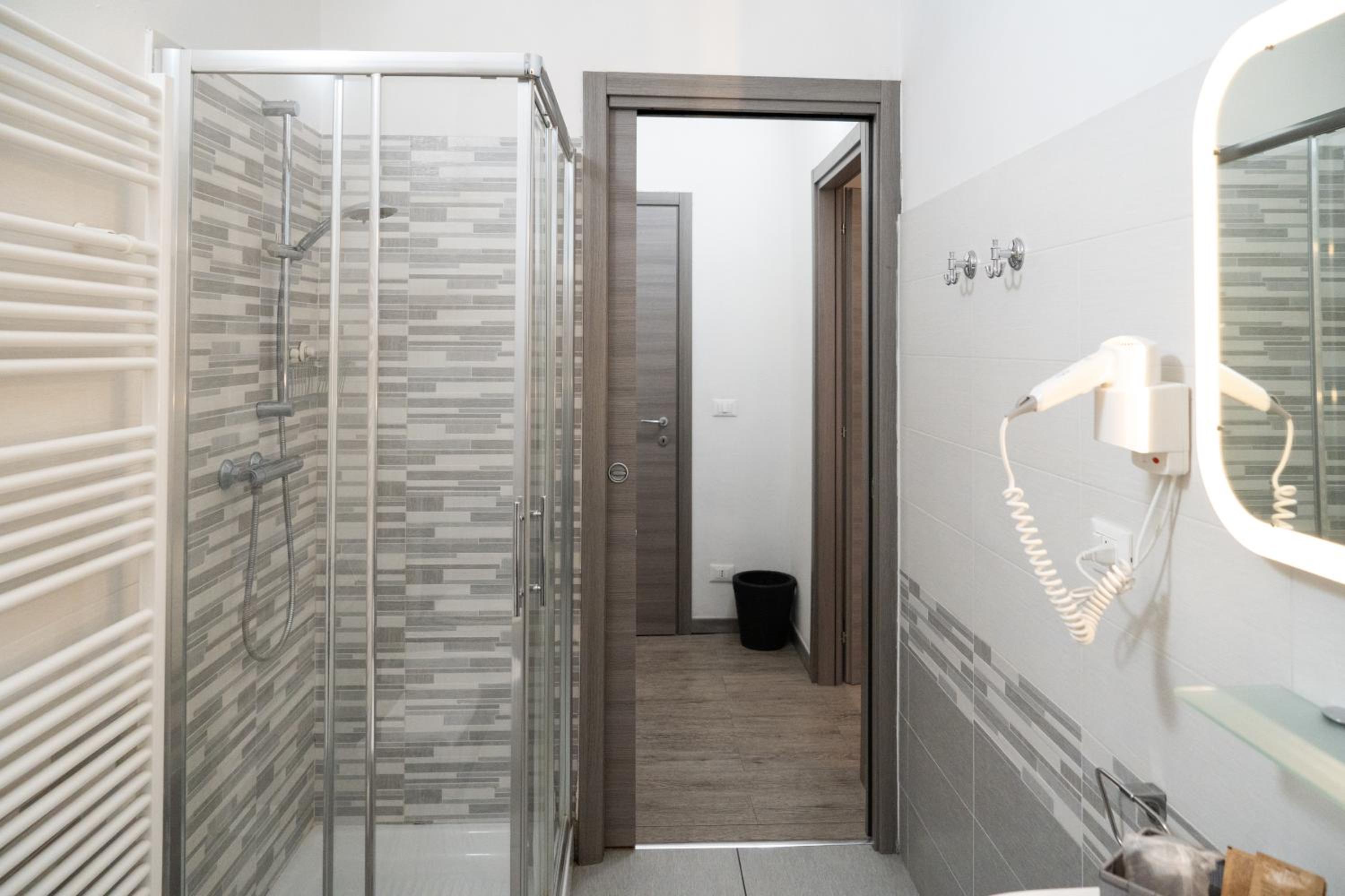 Twin Room with Private Bathroom photo 3