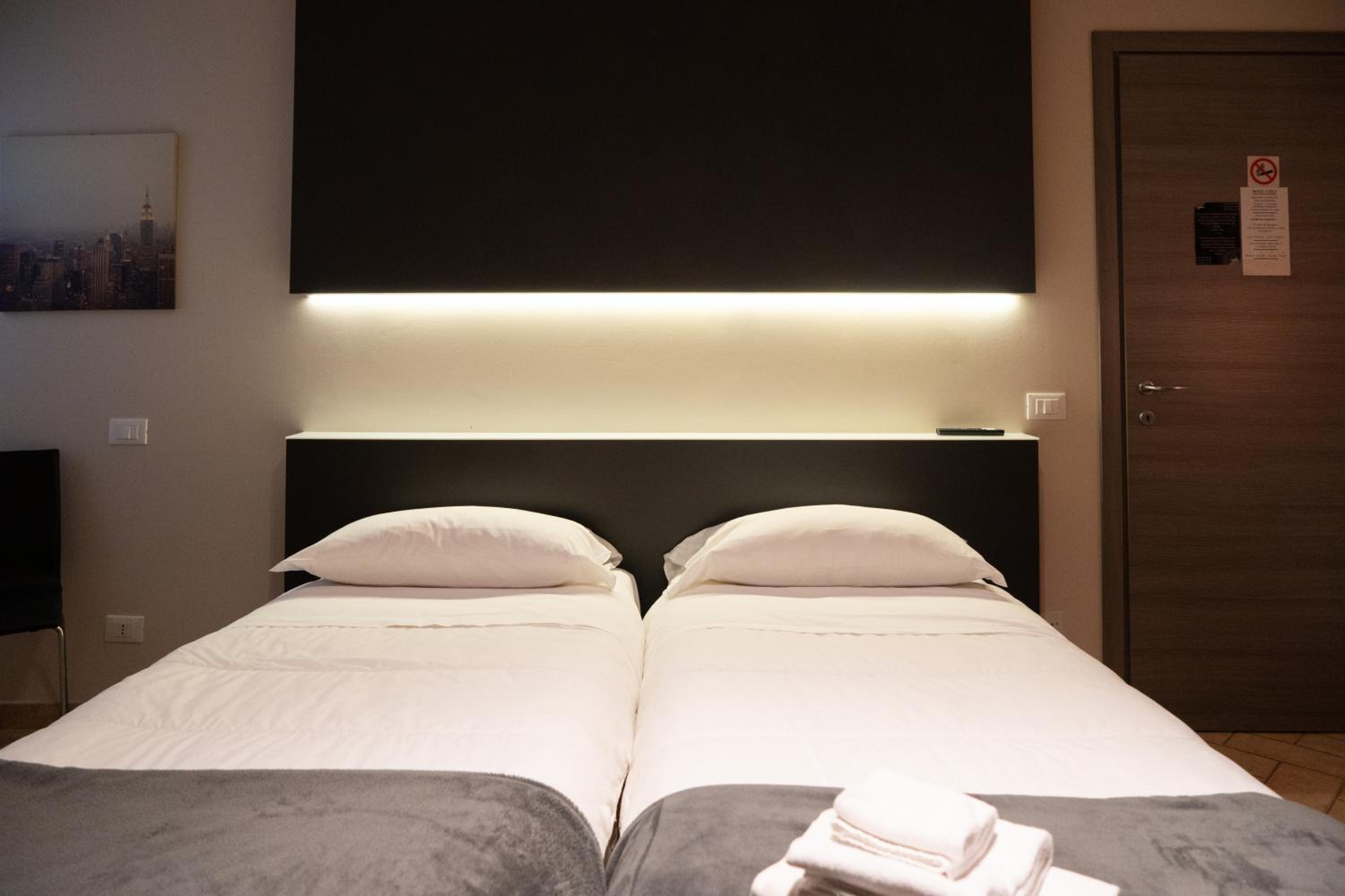 Twin Room with Private Bathroom photo 1