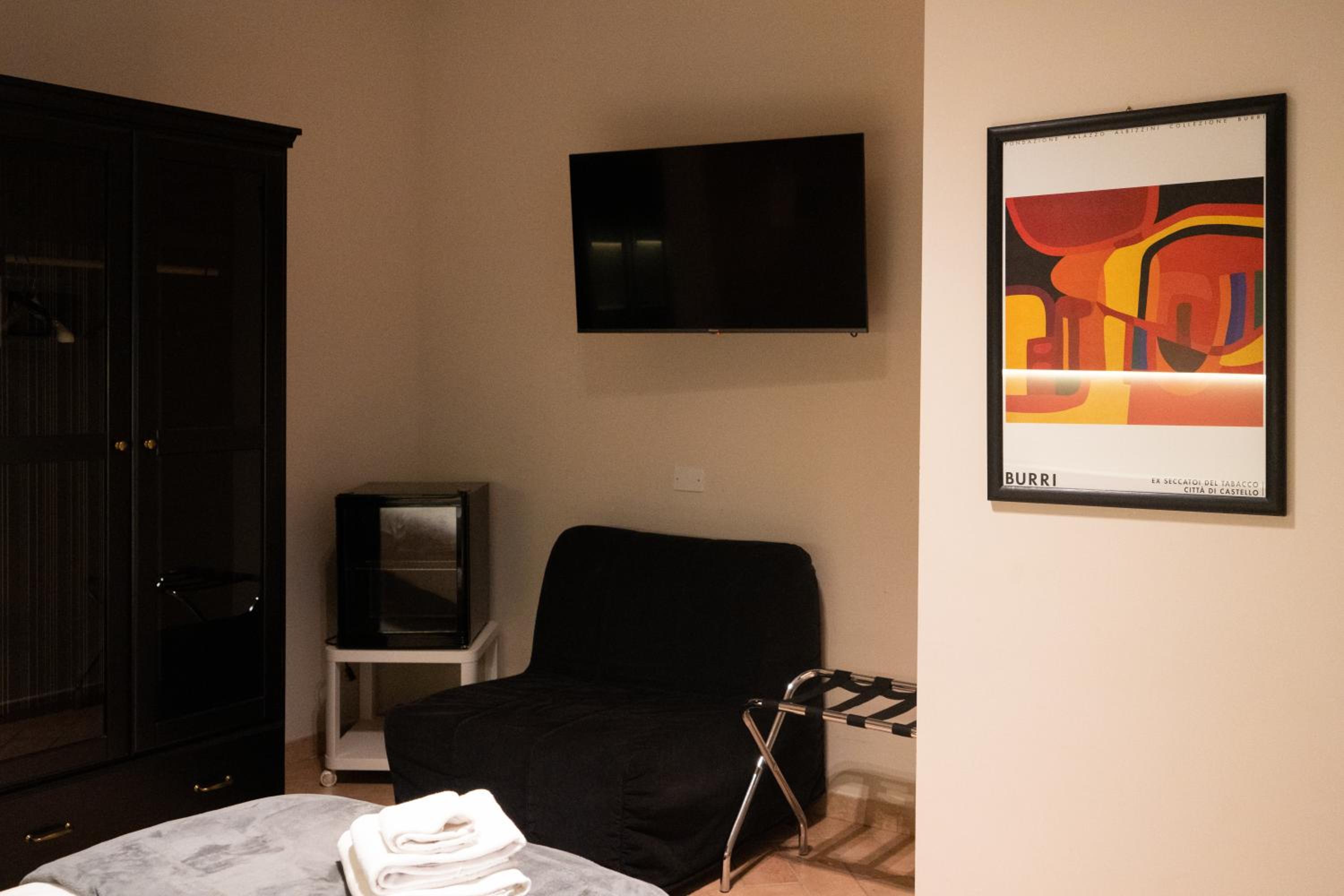 Twin Room with Private Bathroom photo 3