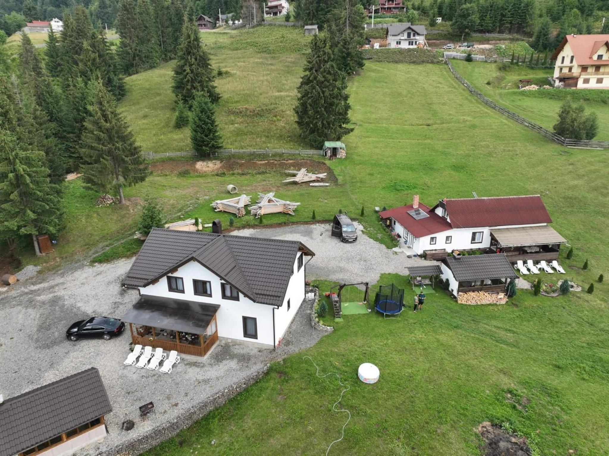 Six-Bedroom House photo 3