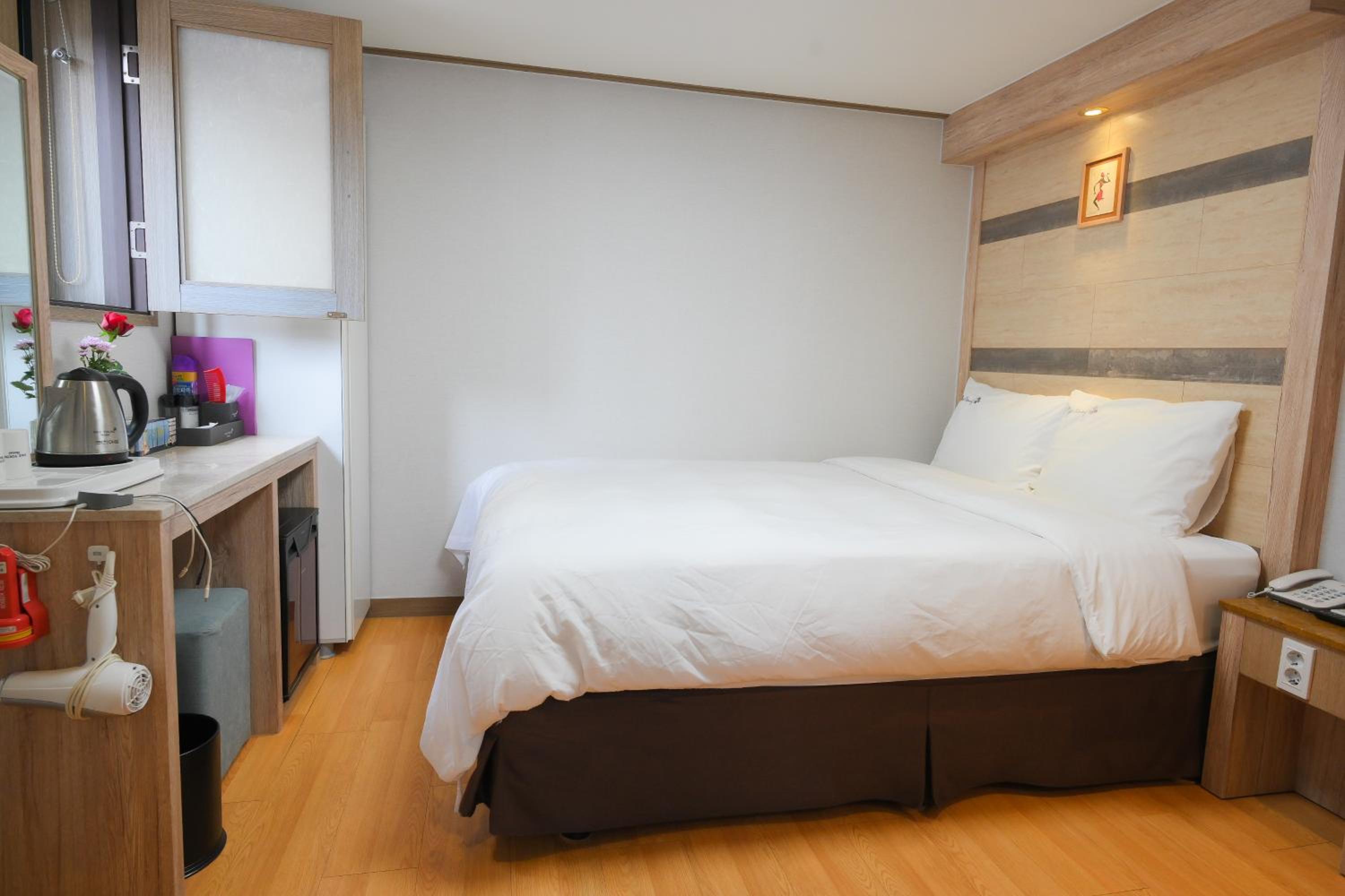Deluxe Queen Room - Photo 7