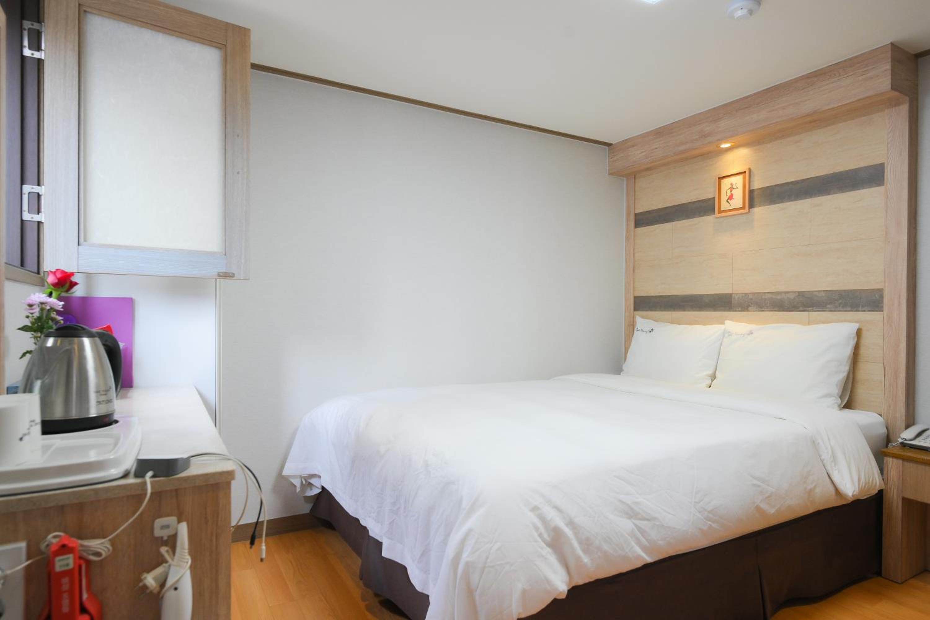 Deluxe Queen Room - Photo 1