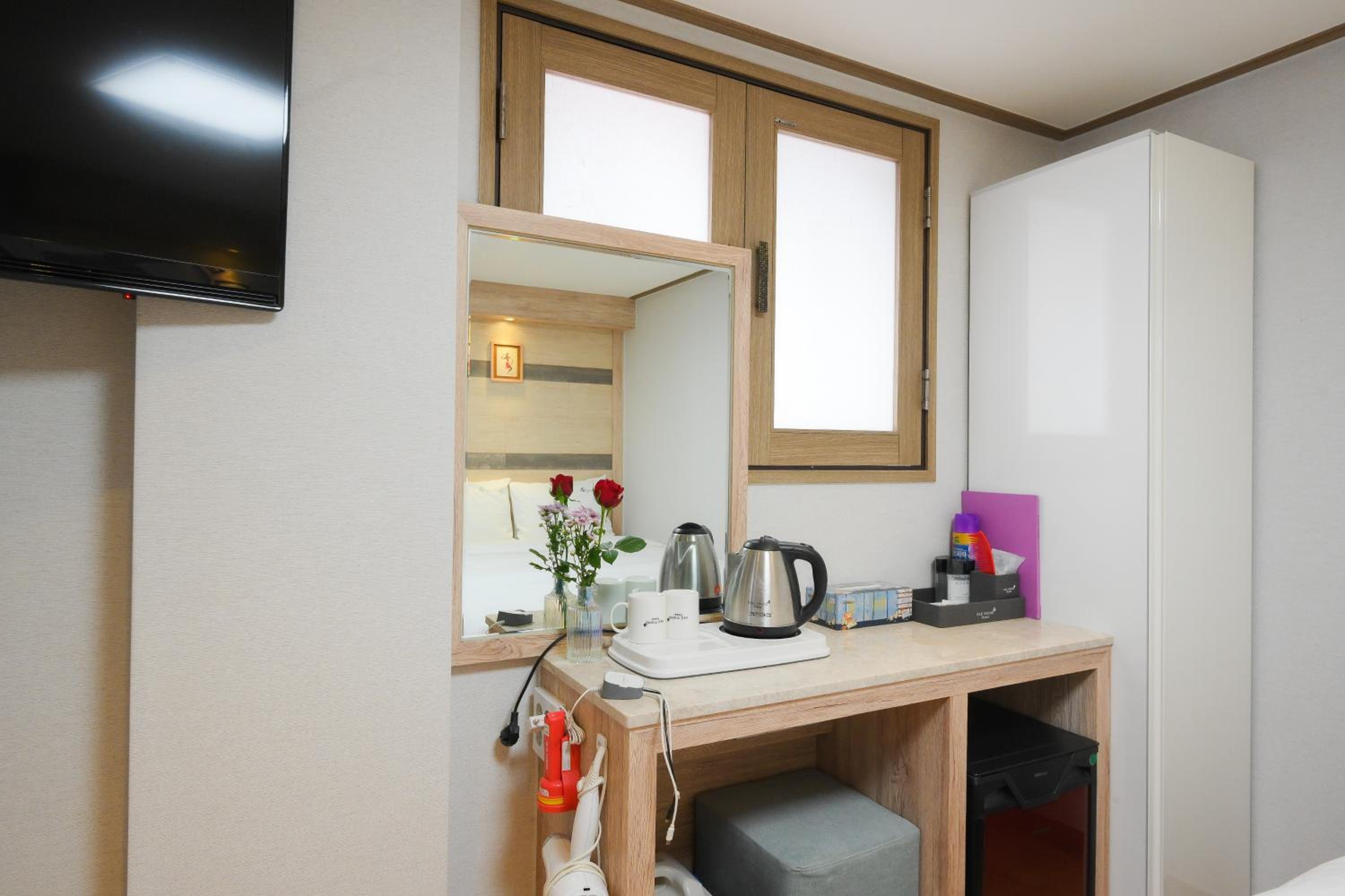Deluxe Queen Room - Photo 18