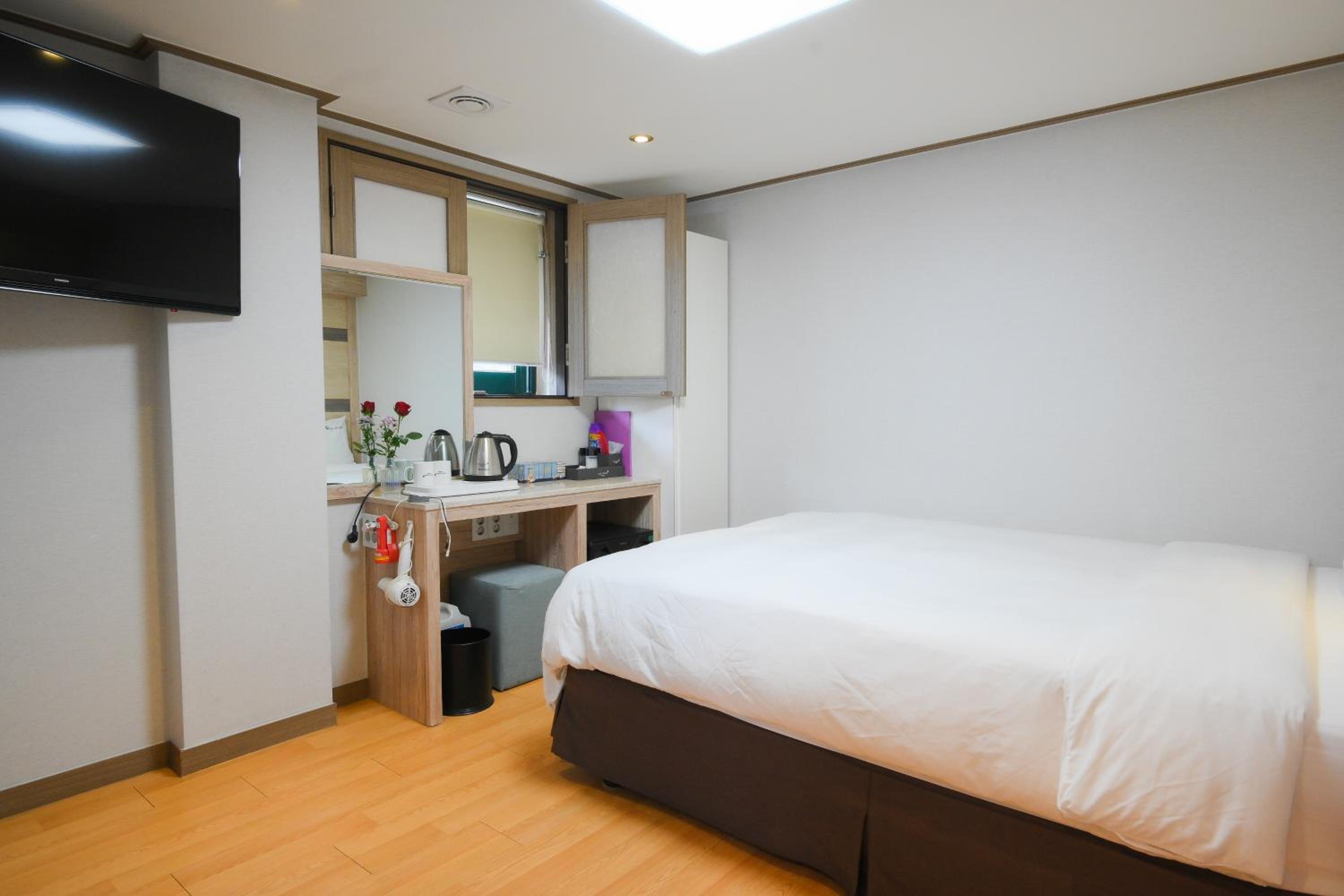 Deluxe Queen Room - Photo 6