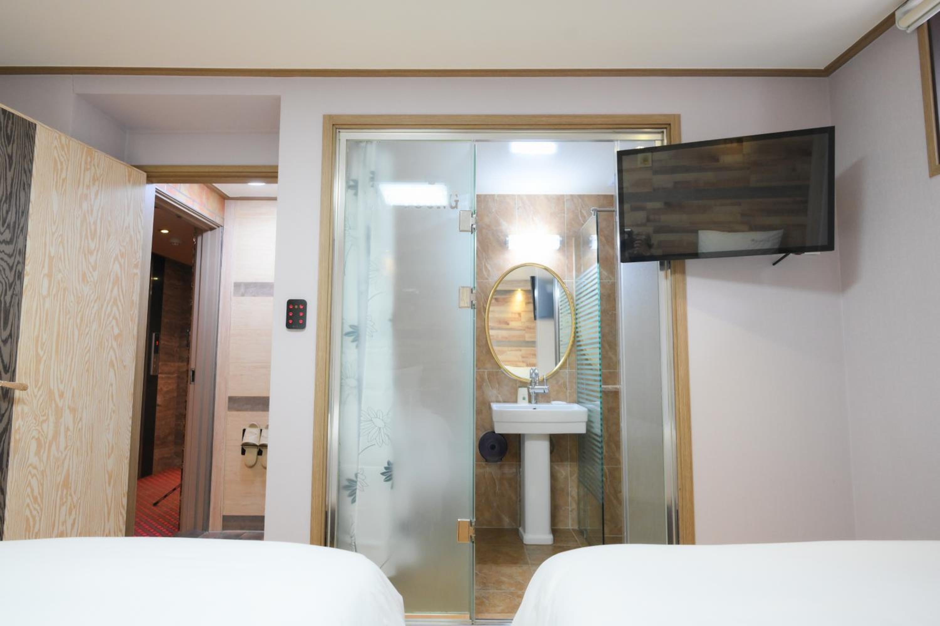 Deluxe Queen Room - Photo 19