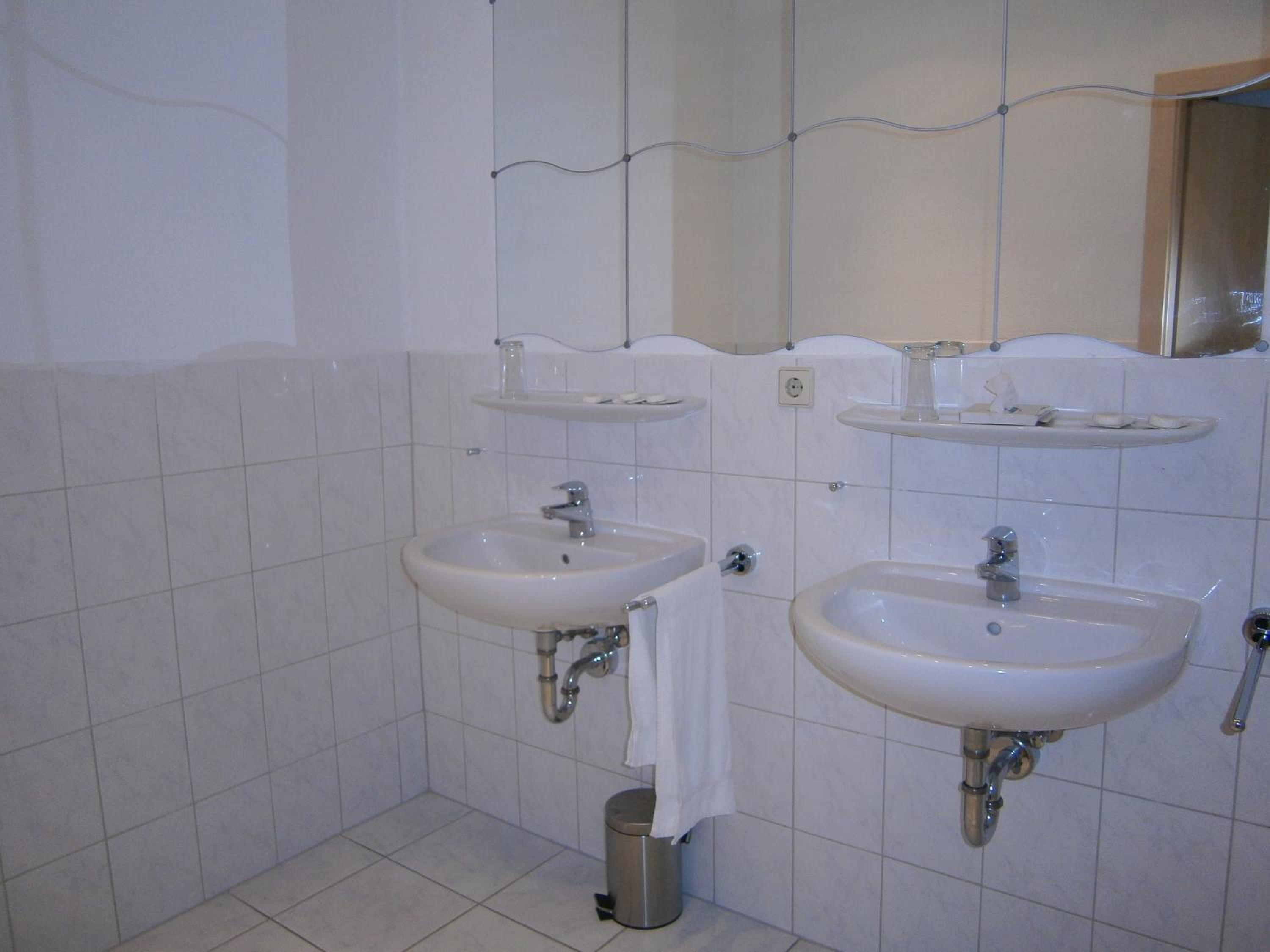 Quadruple Room with Shower - Photo 5