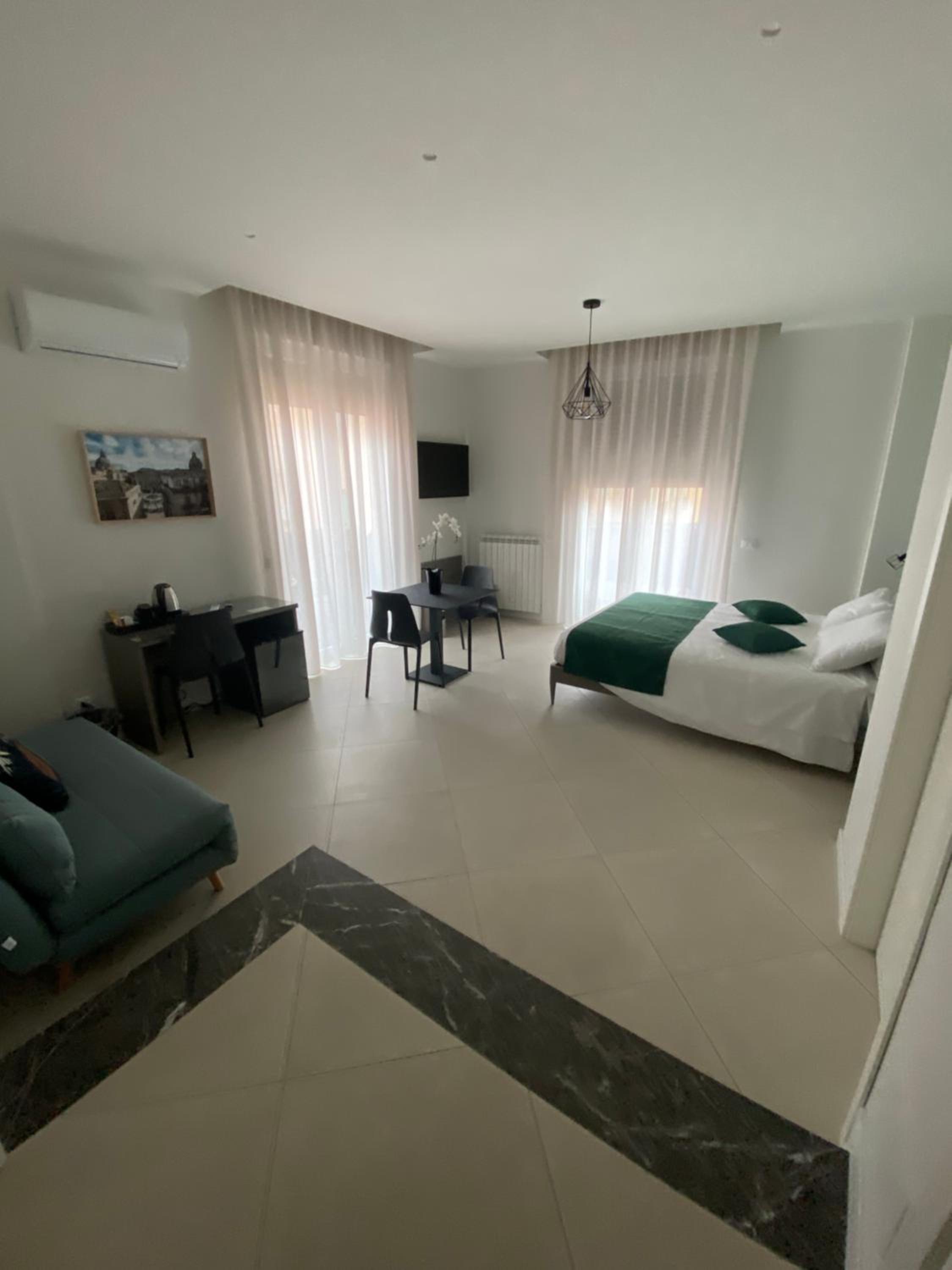 Suite with Balcony - Photo 5