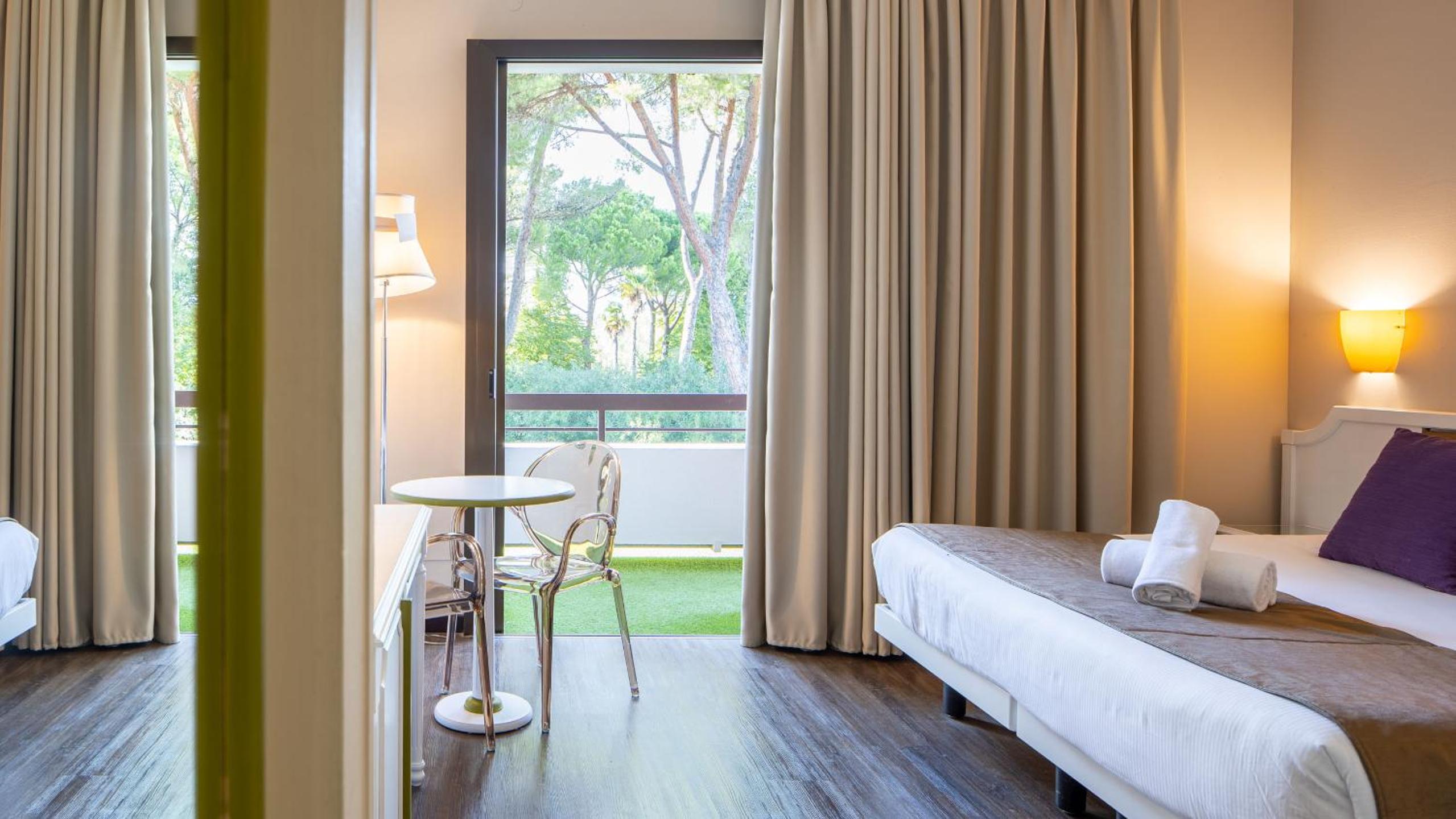 Deluxe Double Room with Spa Access and Pool View - Photo 10