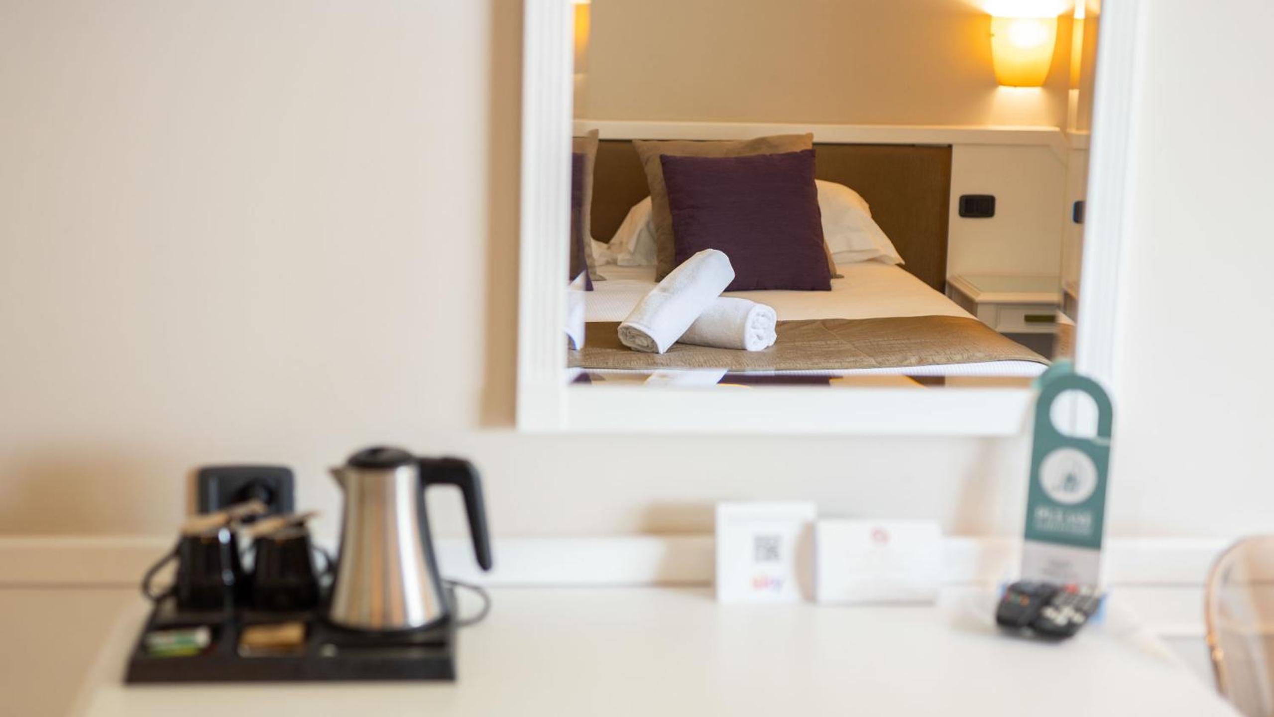 Deluxe Double Room with Spa Access and Pool View - Photo 7