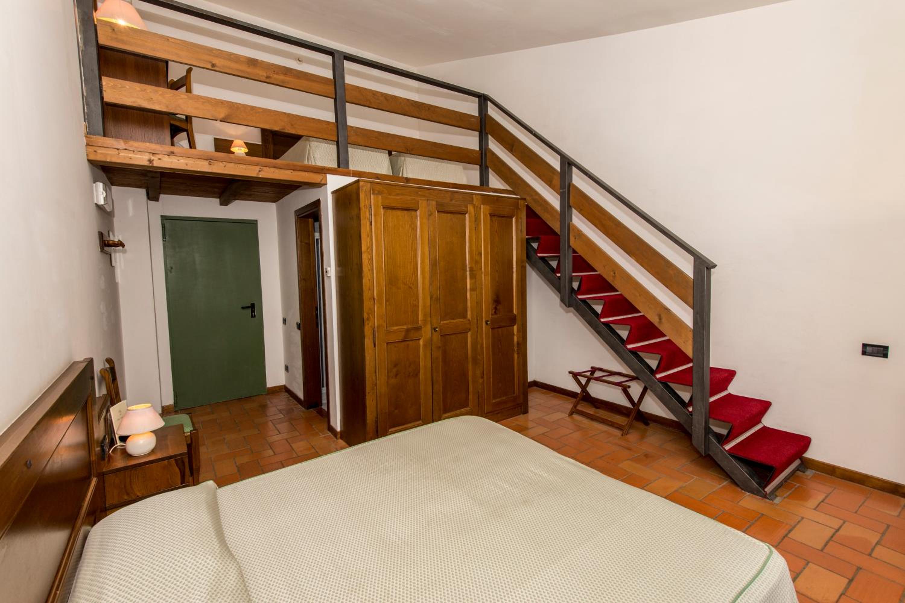 Economy Triple Room photo 2