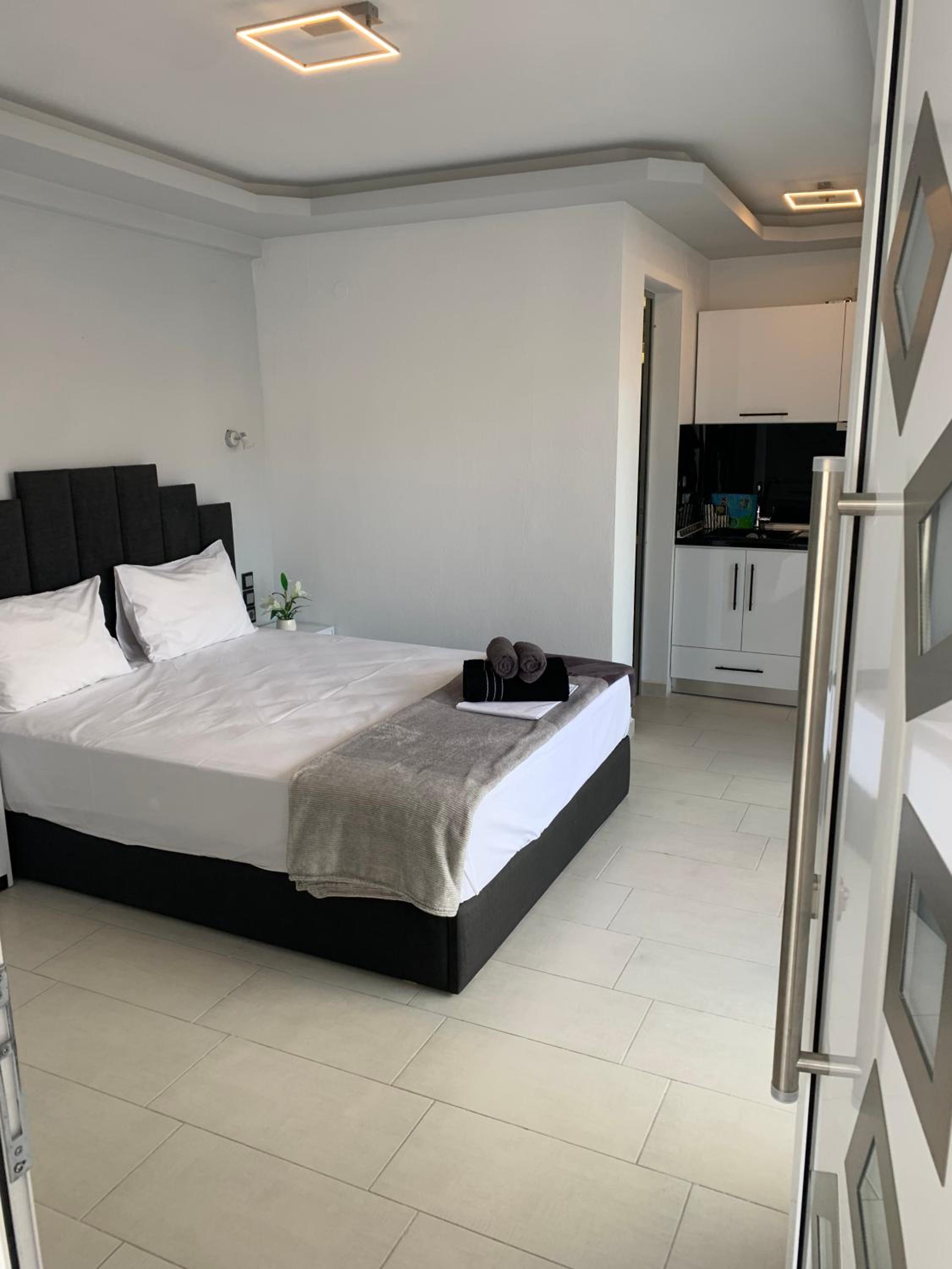 Deluxe Double Room with Balcony photo 2