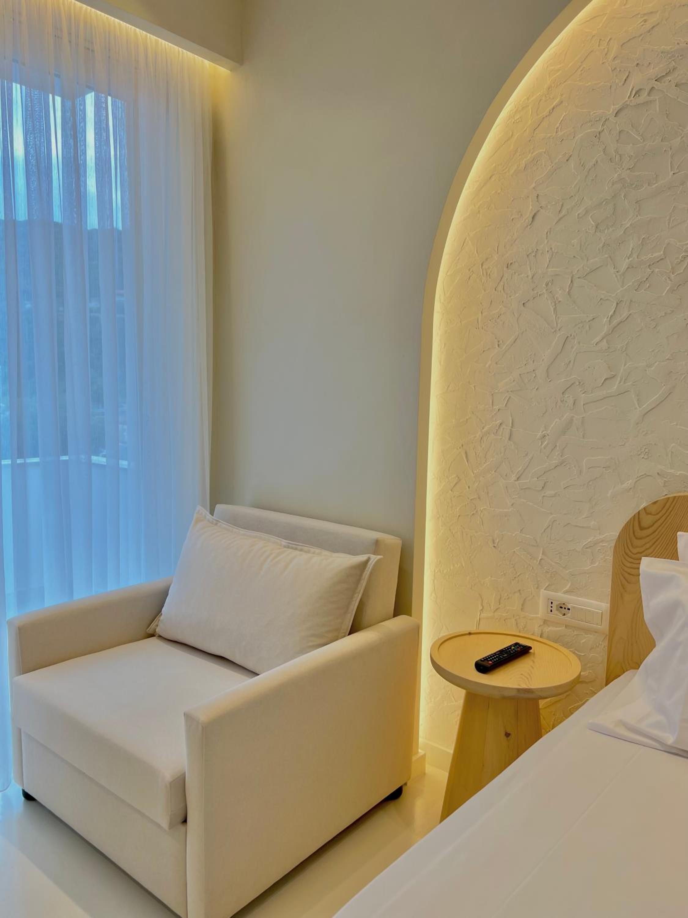 Deluxe Double Room (2 Adults + 1 Child)