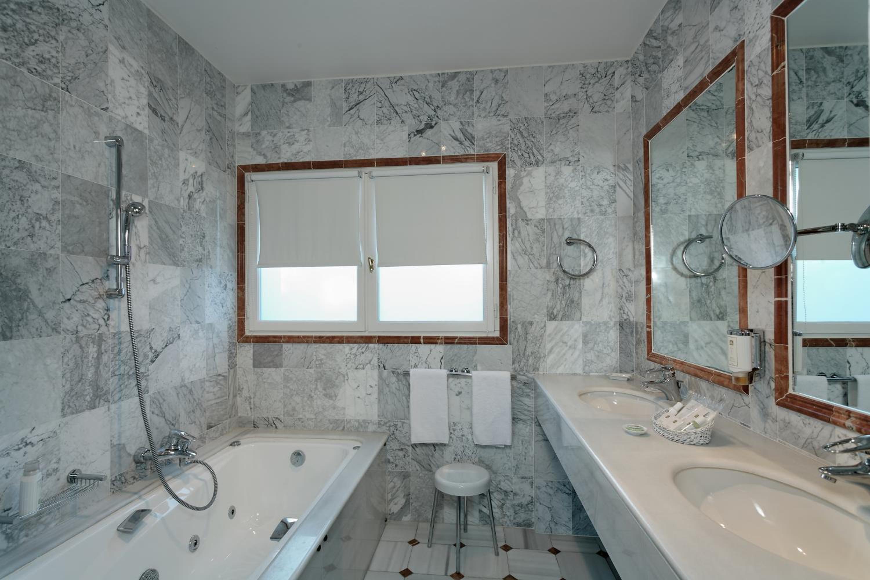 Suite - Photo 5