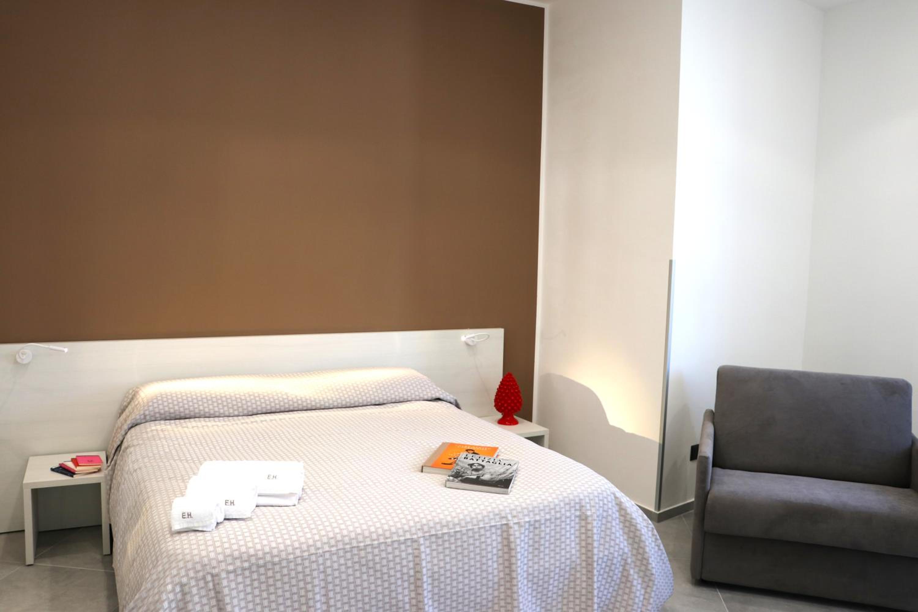 Deluxe One-Bedroom Apartment with City View photo 2