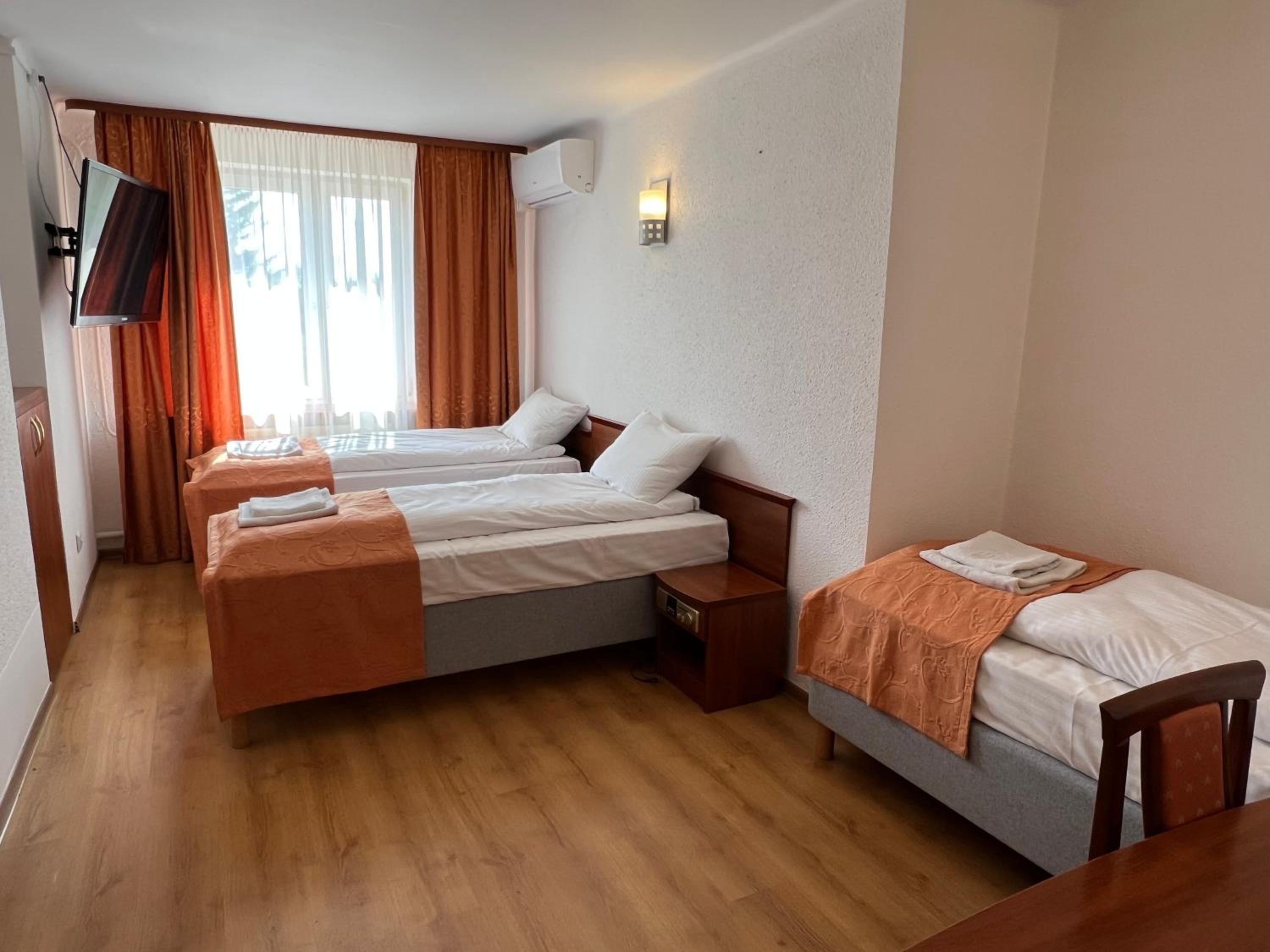 Triple Room with Private Bathroom - Photo 6