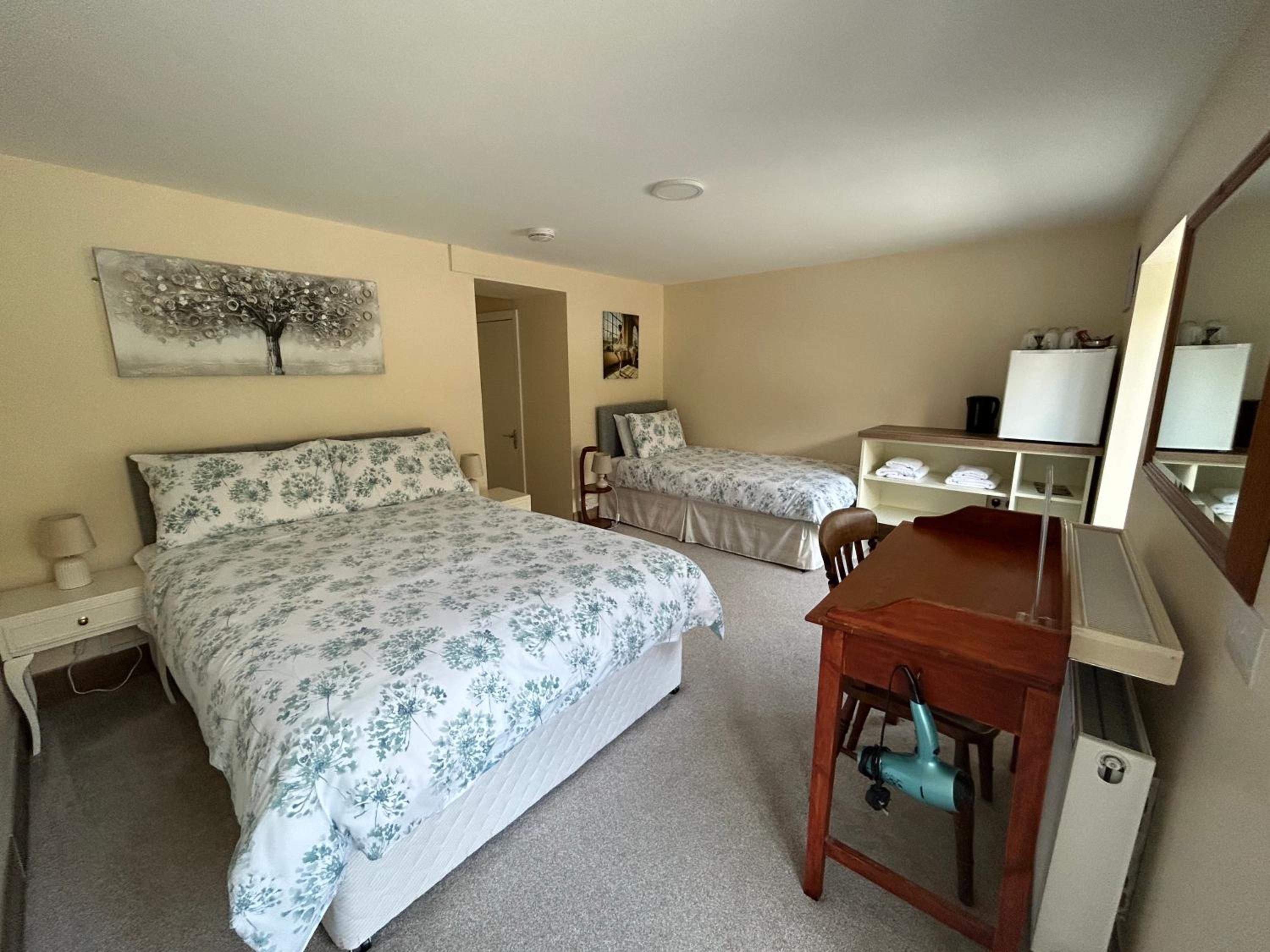 Family Room with Garden View - Photo 2