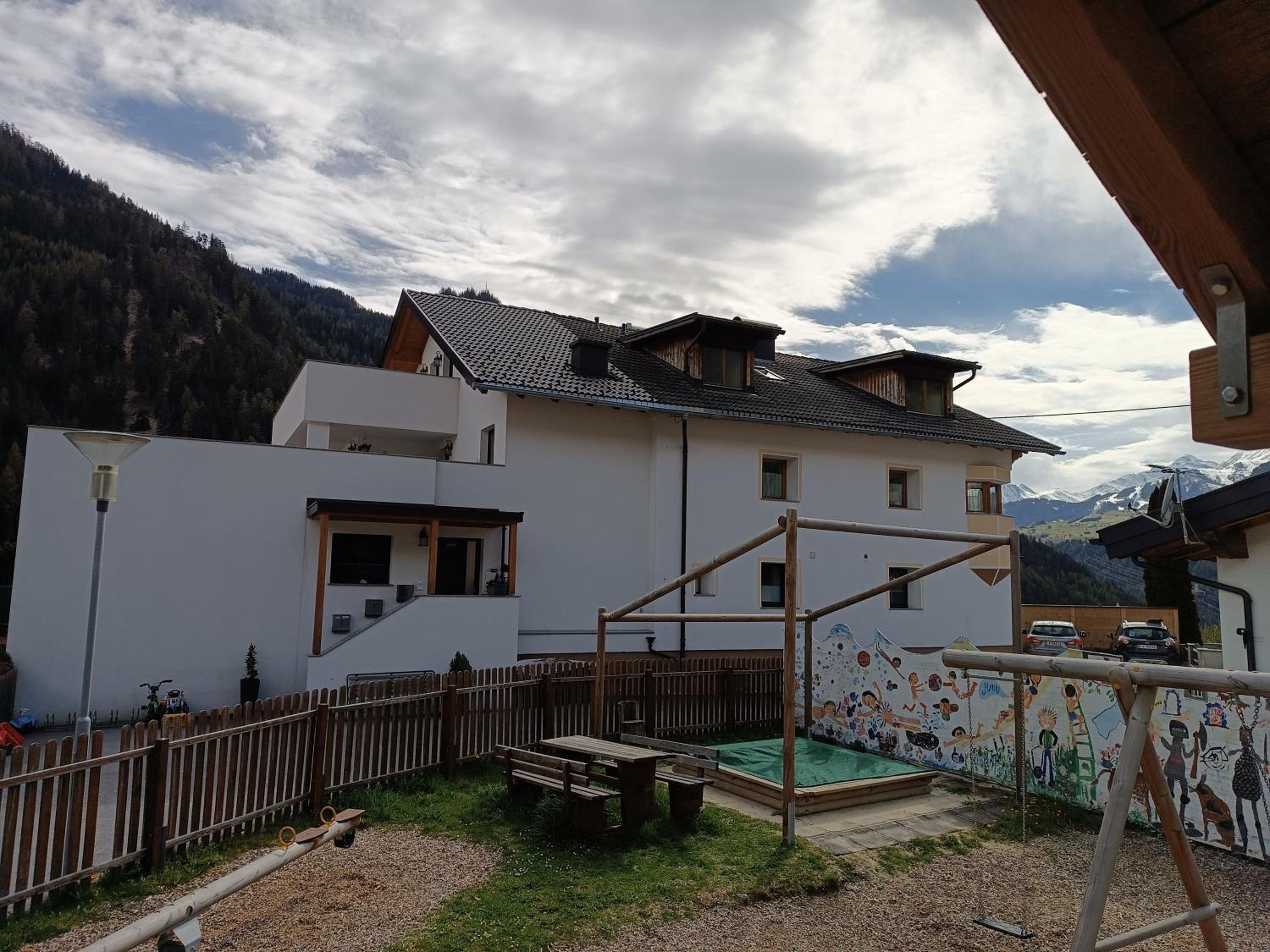 Apartment with Mountain View photo 2