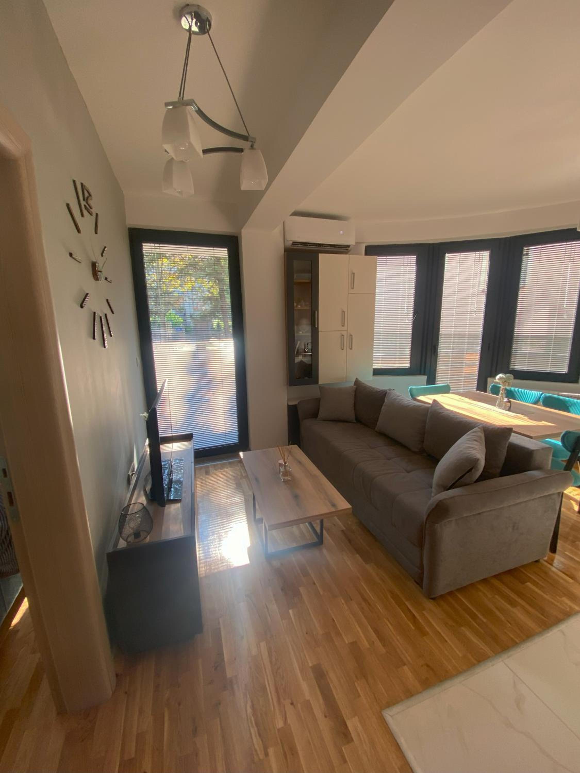 One-Bedroom Apartment photo 1