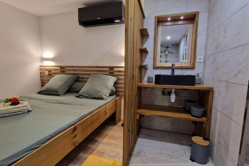 One-Bedroom Apartment photo 1
