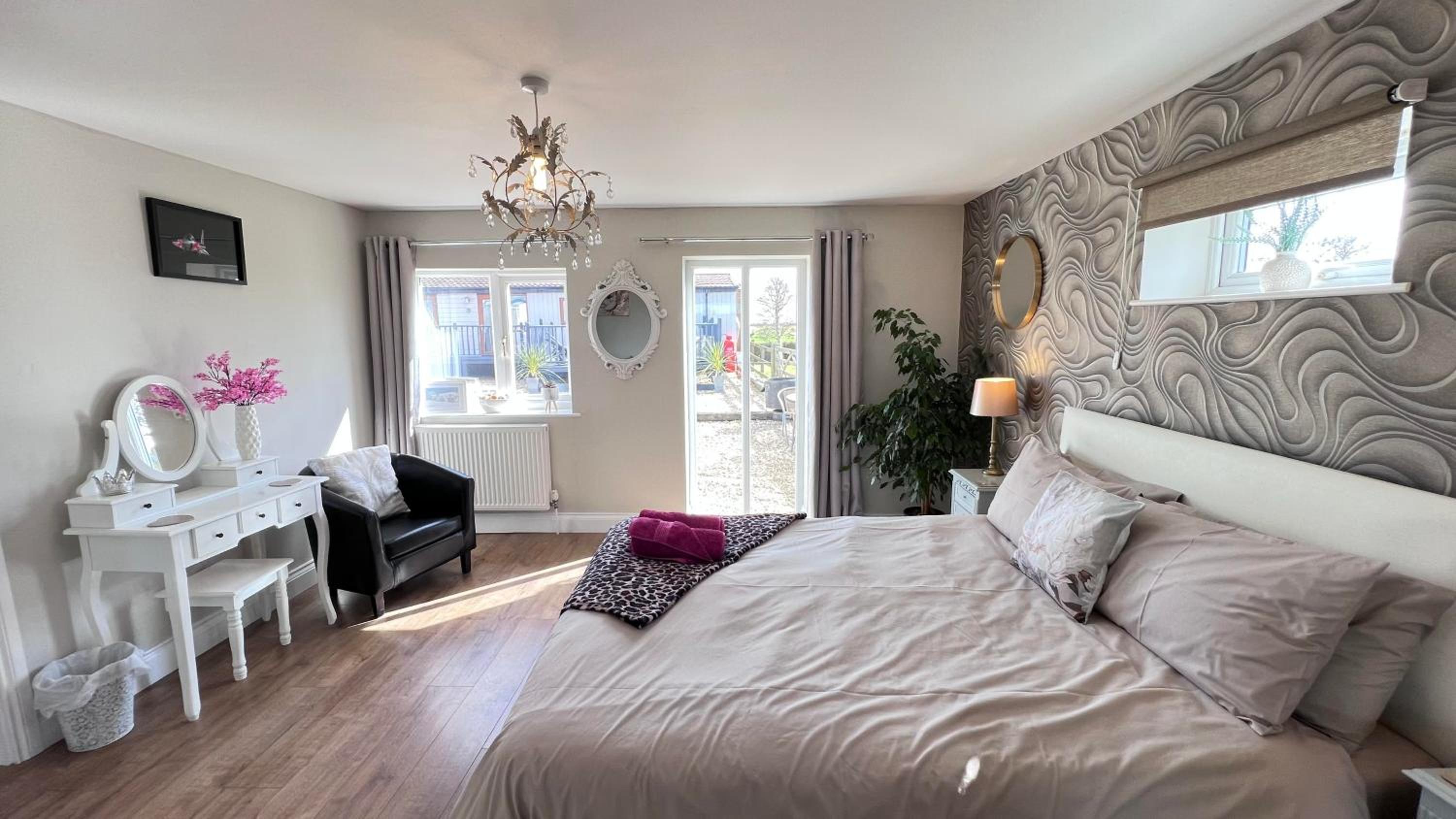 Deluxe Double Room (2 Adults + 1 Child) photo 2