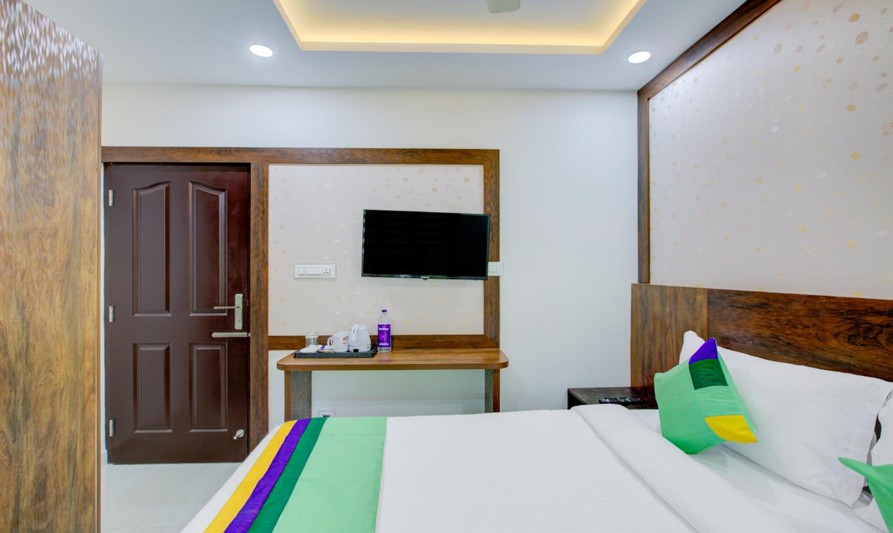 Economy Room With King Bed photo 3