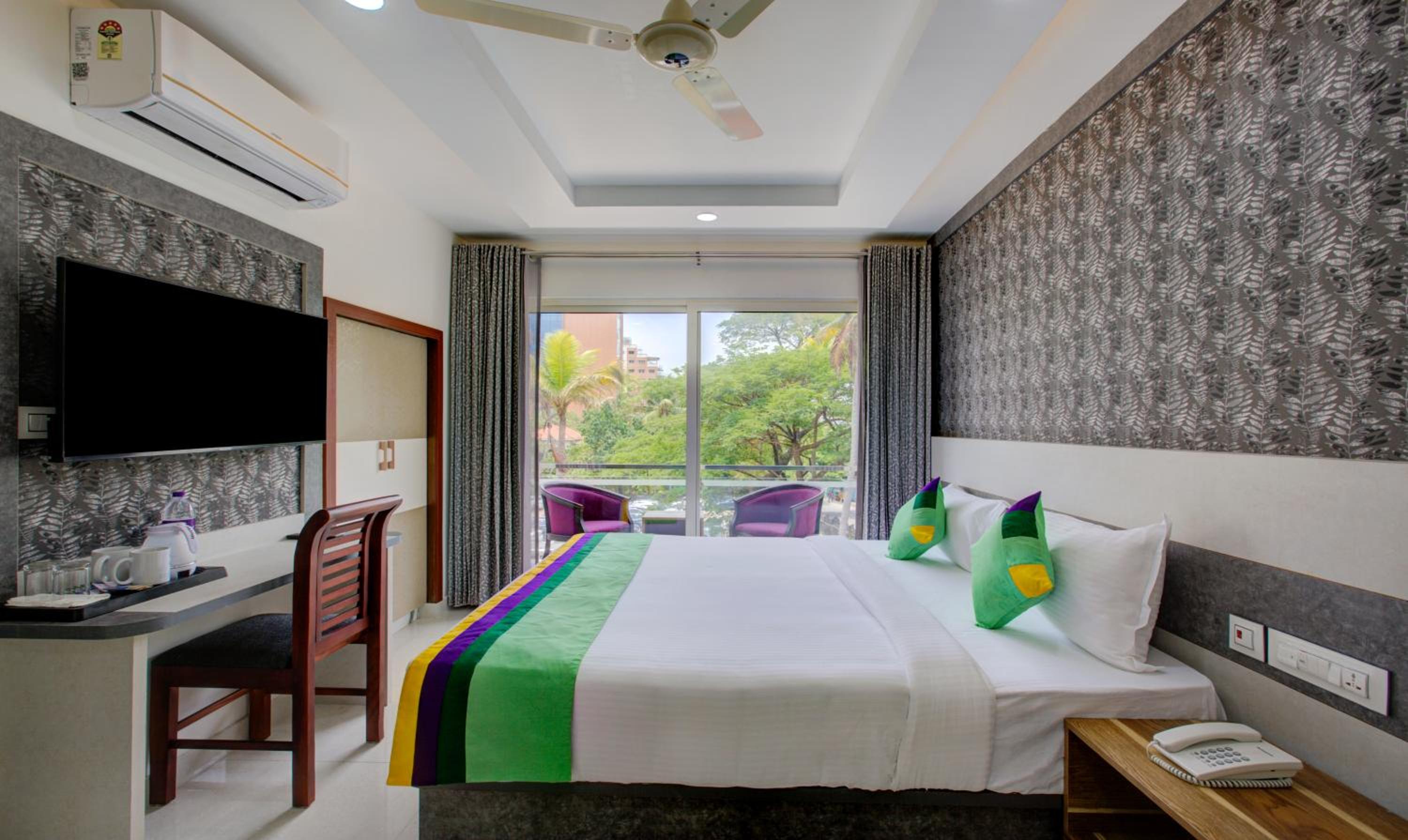Deluxe Room With King Bed photo 2