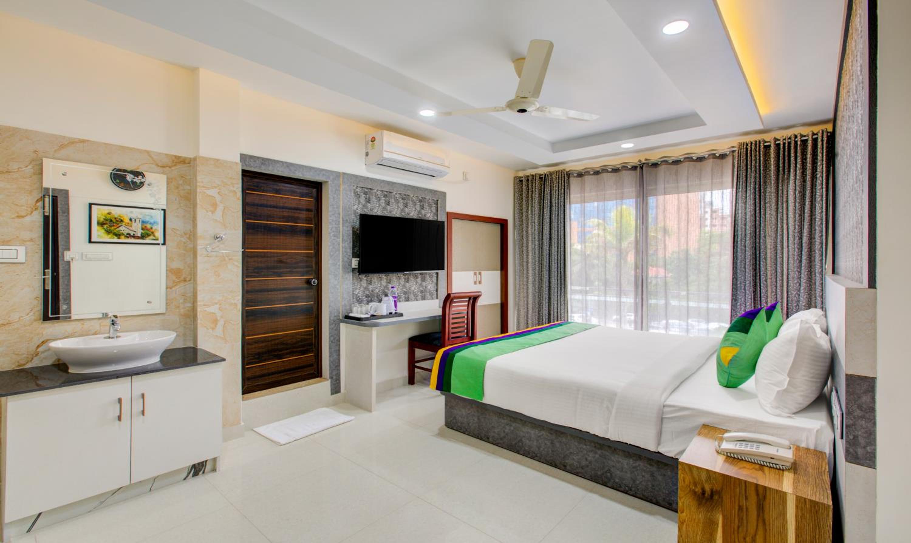 Deluxe Room With King Bed photo 3