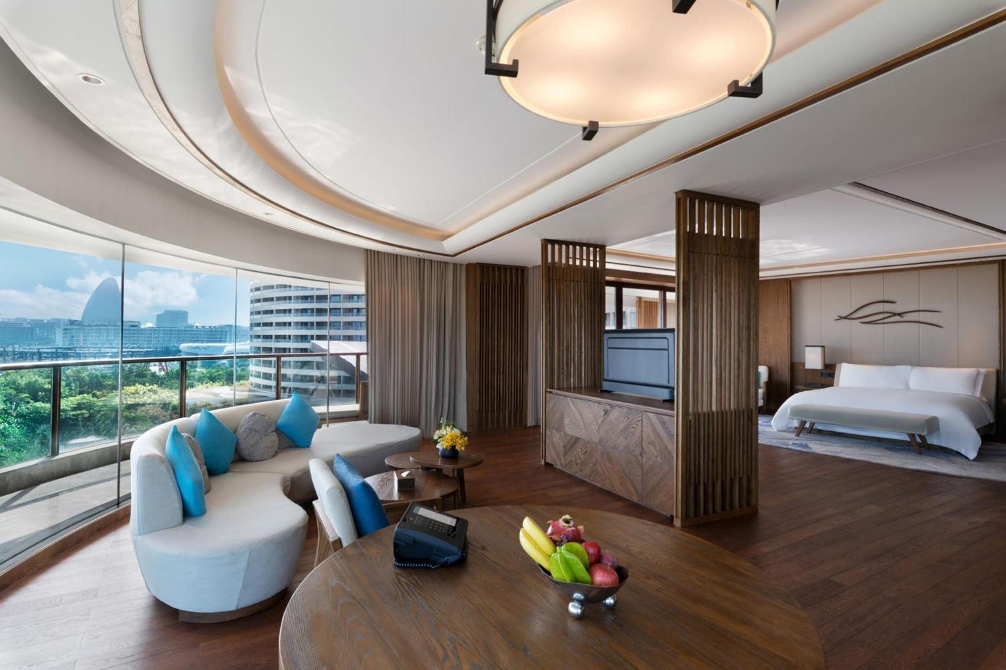 One-Bedroom Suite with Sea View and Lounge Access
