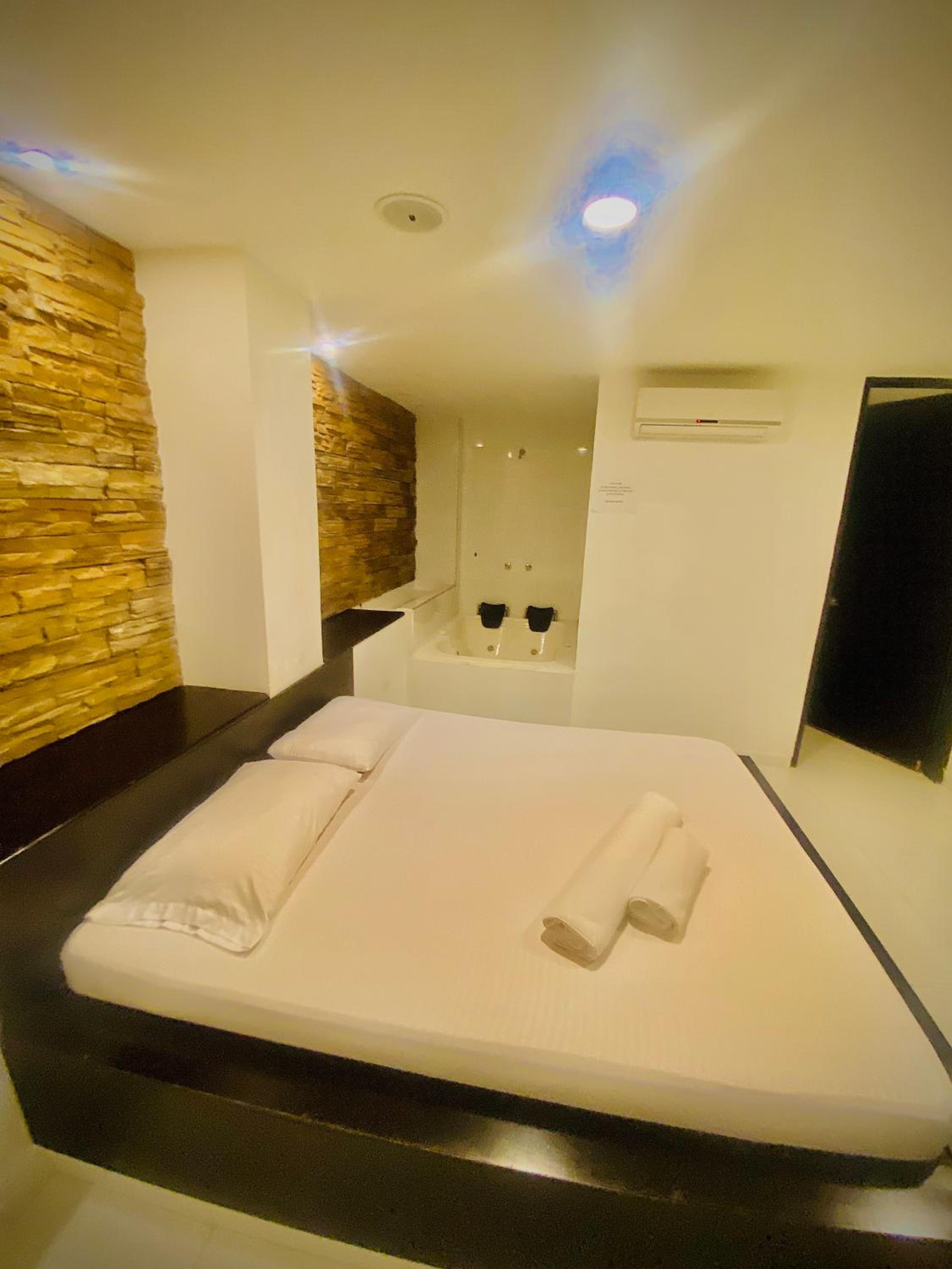 Deluxe Suite with Spa Bath photo 1